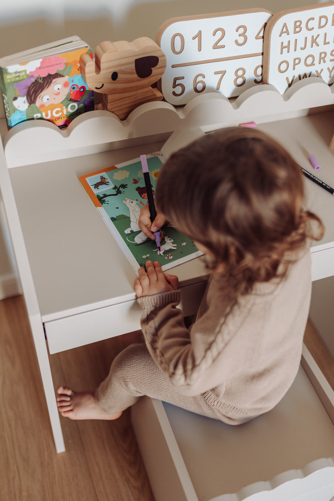 Bellamy Book Nook Kinderschreibtisch in einem aufgeräumten Kinderzimmer
