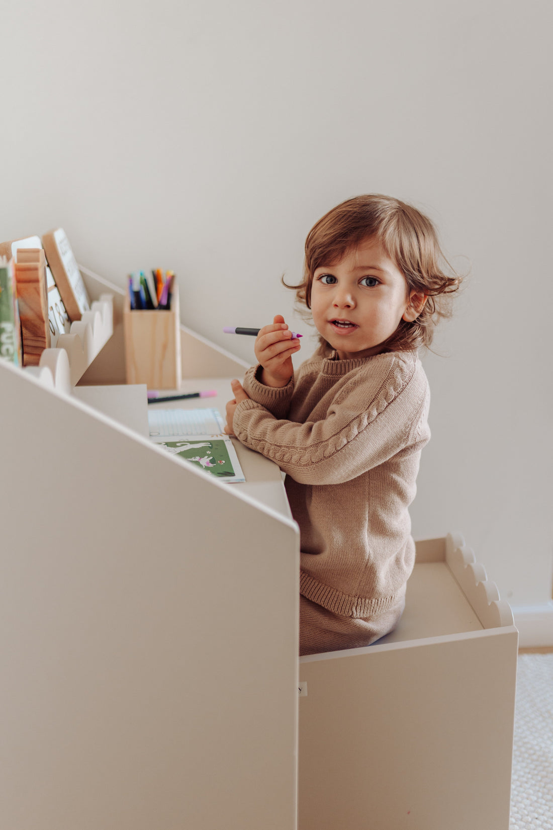 Bellamy Book Nook Kinderschreibtisch in einem aufgeräumten Kinderzimmer
