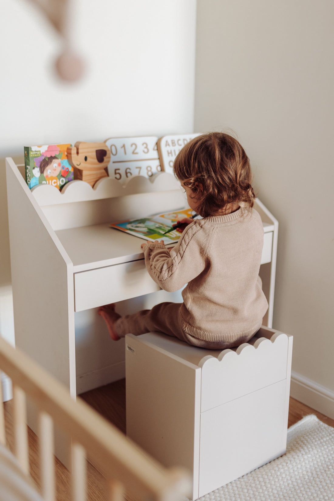 Montessori Kinderstuhl Book Nook, kompaktes Sitzmöbel für Kinder