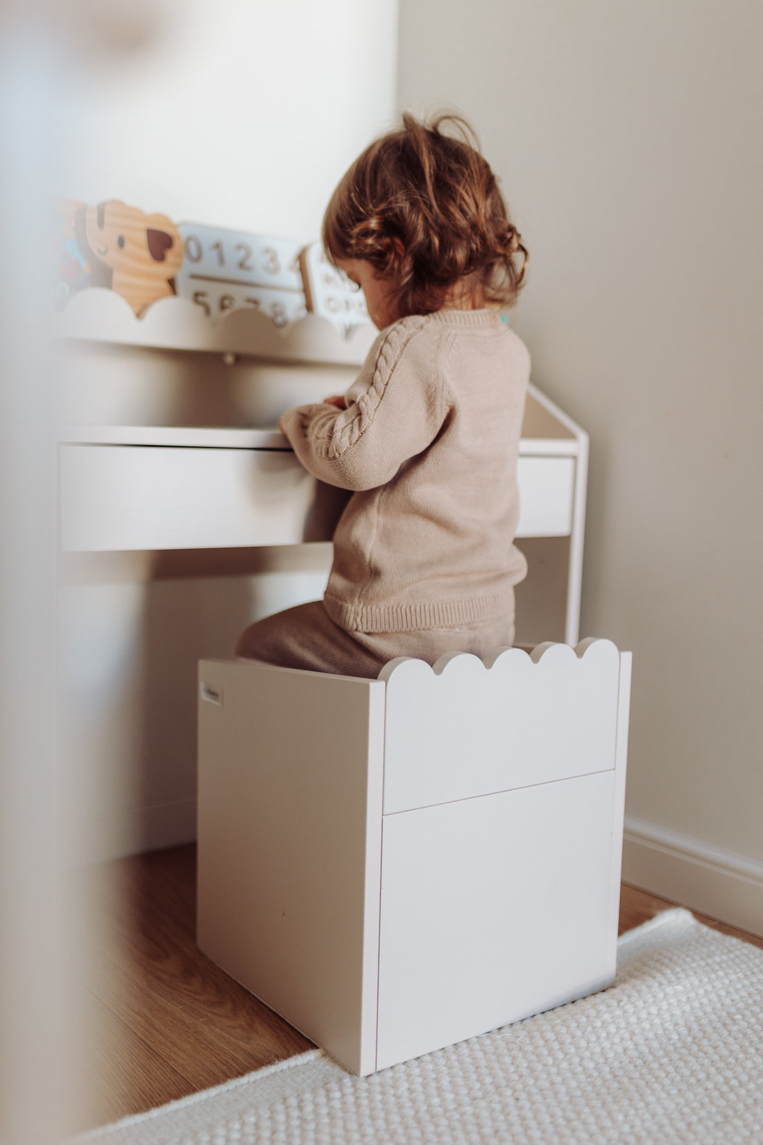 Bellamy Book Nook Kinderschreibtisch in einem aufgeräumten Kinderzimmer