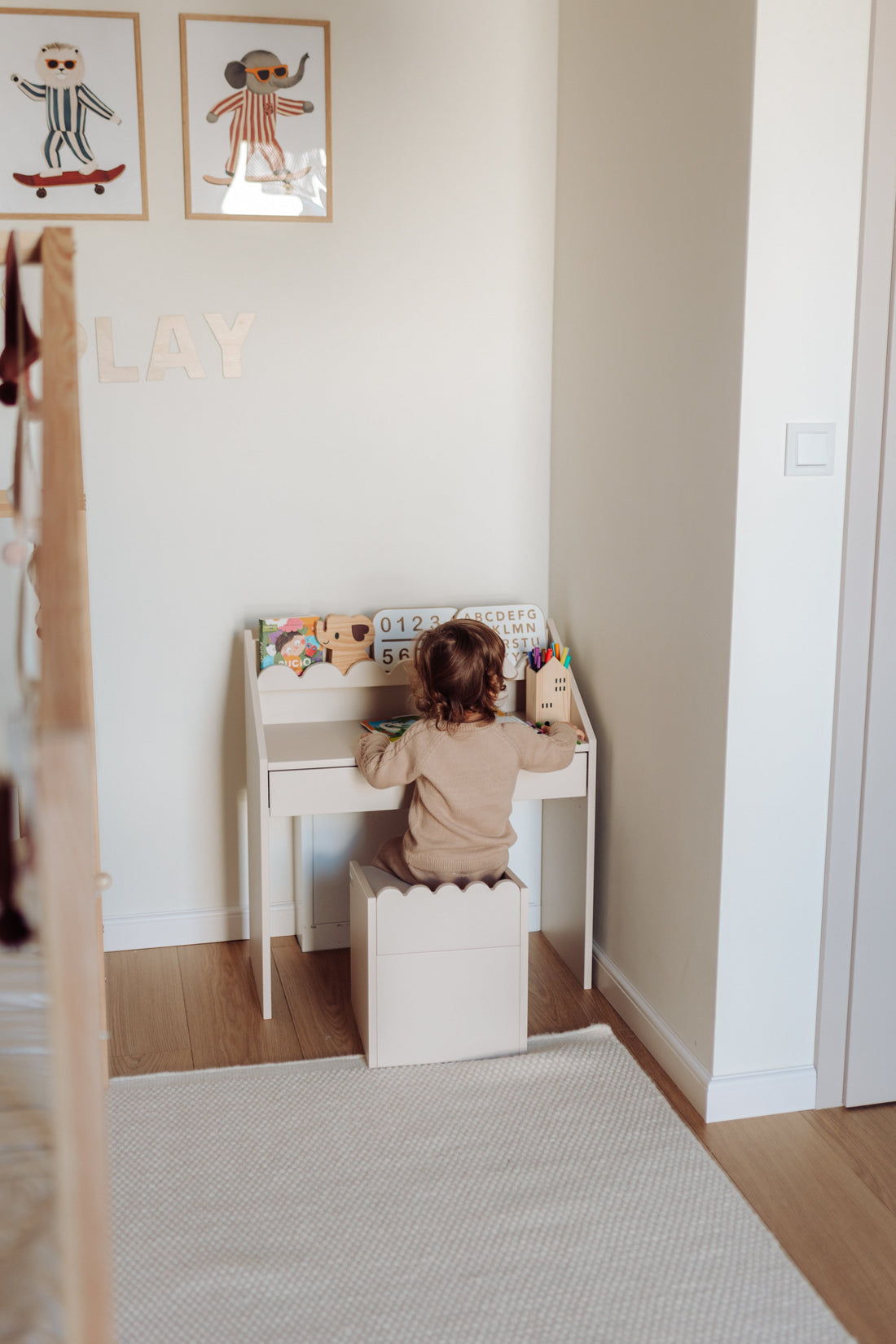 Bellamy Book Nook Kinderschreibtisch in einem aufgeräumten Kinderzimmer