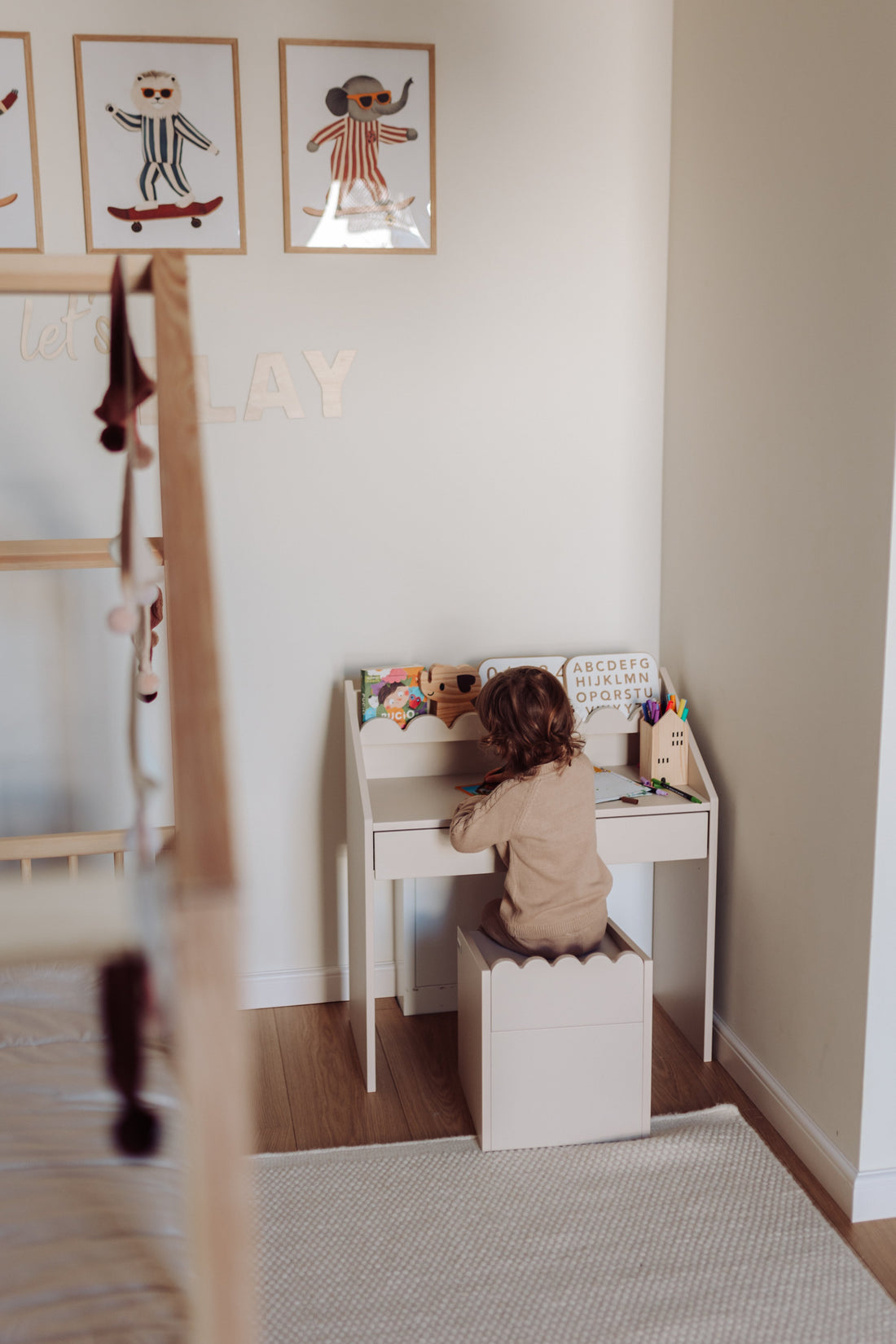 Montessori Kinderstuhl Book Nook, kompaktes Sitzmöbel für Kinder