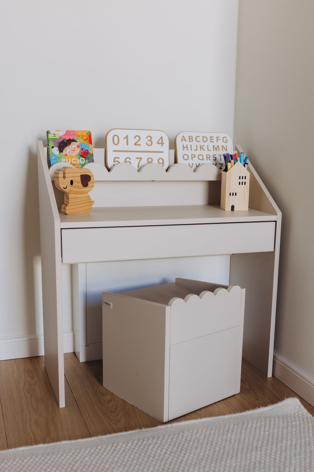 Bellamy Book Nook Kinderschreibtisch in einem aufgeräumten Kinderzimmer
