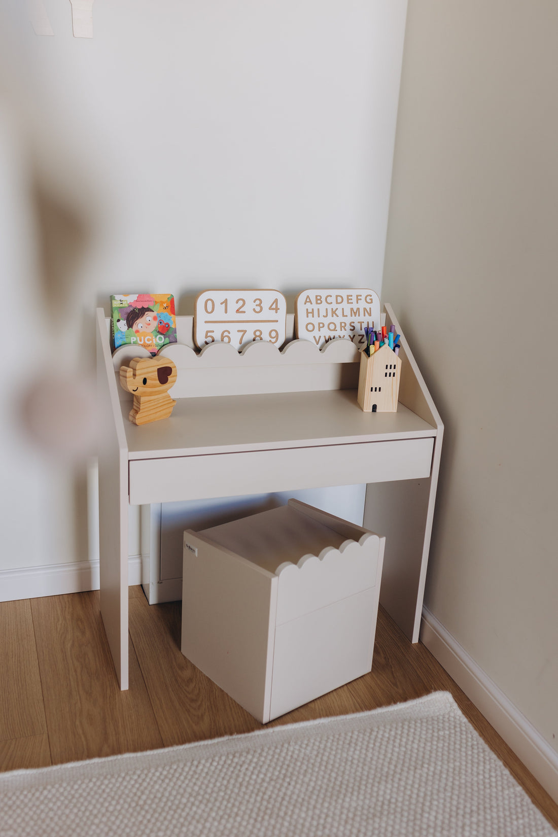 Montessori Kinderstuhl Book Nook, kompaktes Sitzmöbel für Kinder