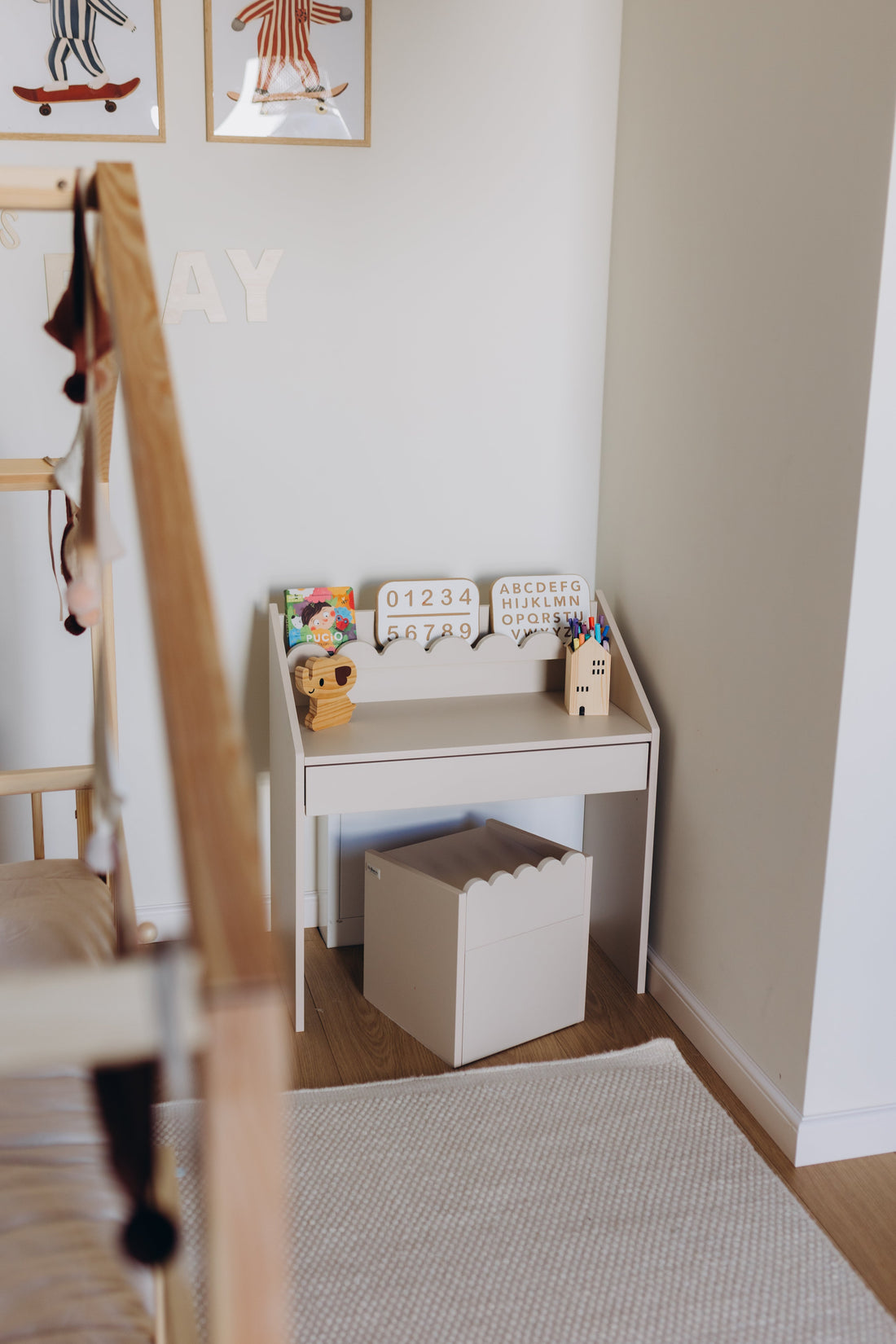 Montessori Kinderstuhl Book Nook, kompaktes Sitzmöbel für Kinder