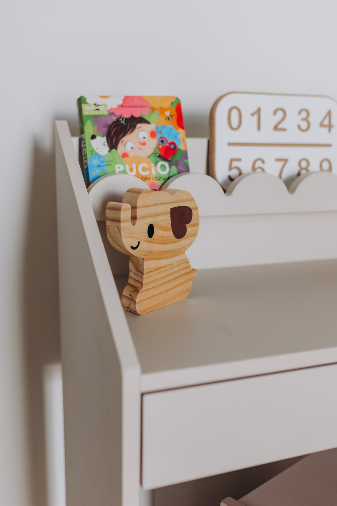 Bellamy Book Nook Kinderschreibtisch in einem aufgeräumten Kinderzimmer