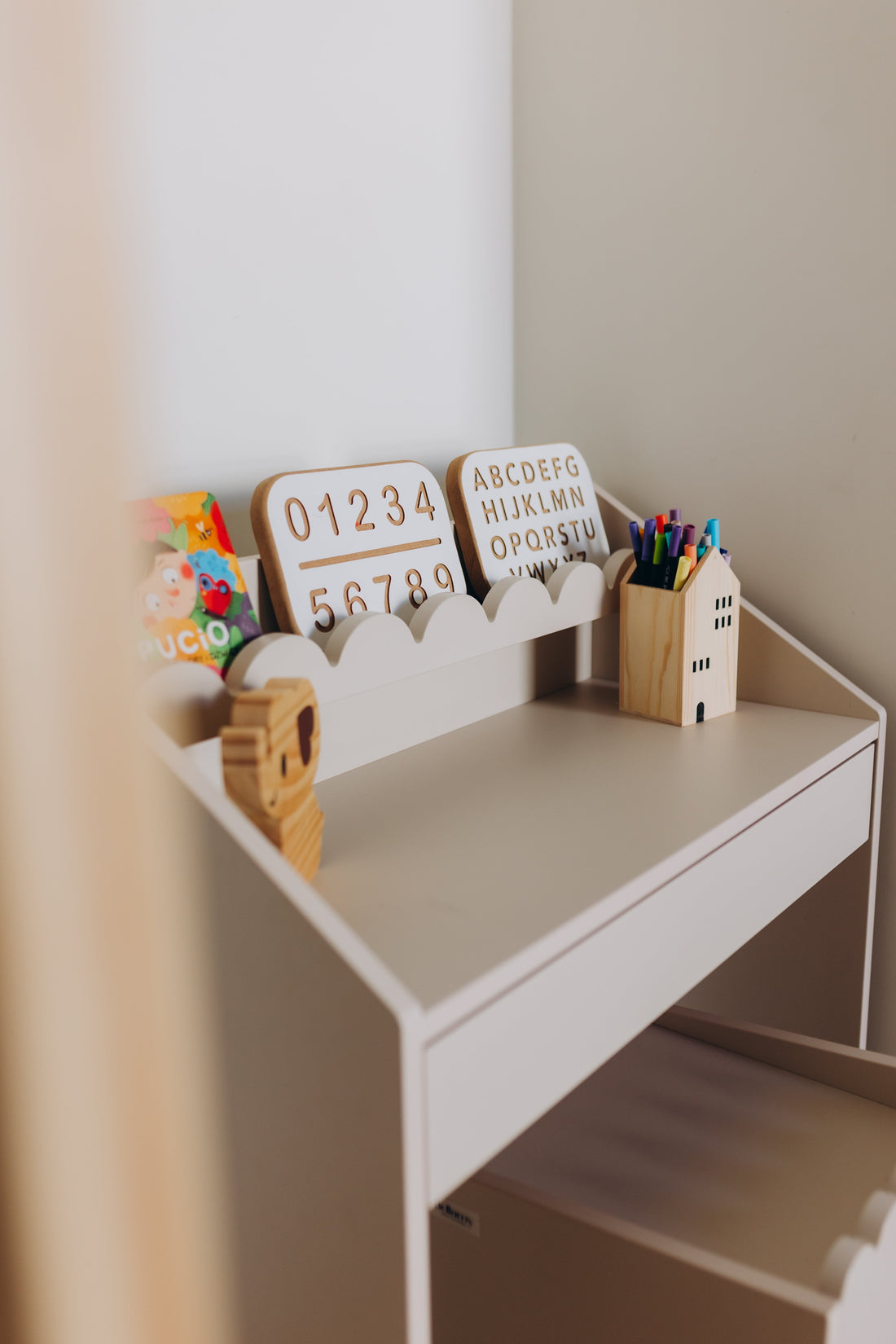 Bellamy Book Nook Kinderschreibtisch in einem aufgeräumten Kinderzimmer