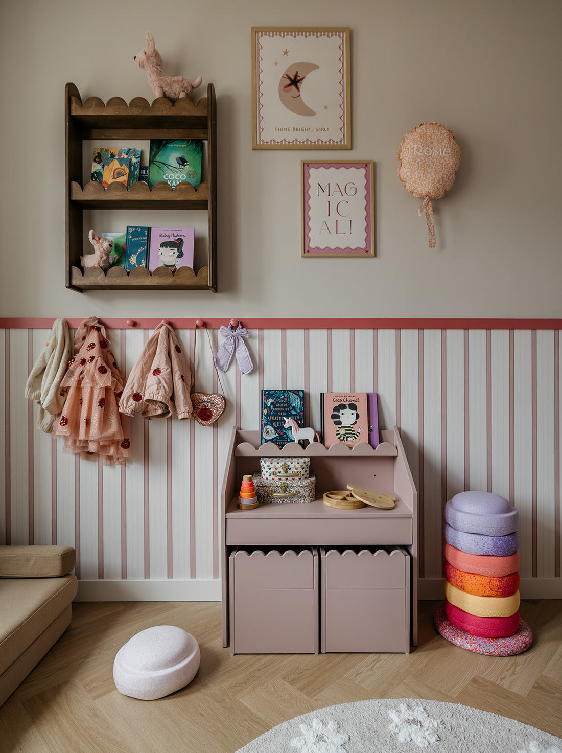 Bellamy Book Nook Kinderschreibtisch in einem aufgeräumten Kinderzimmer