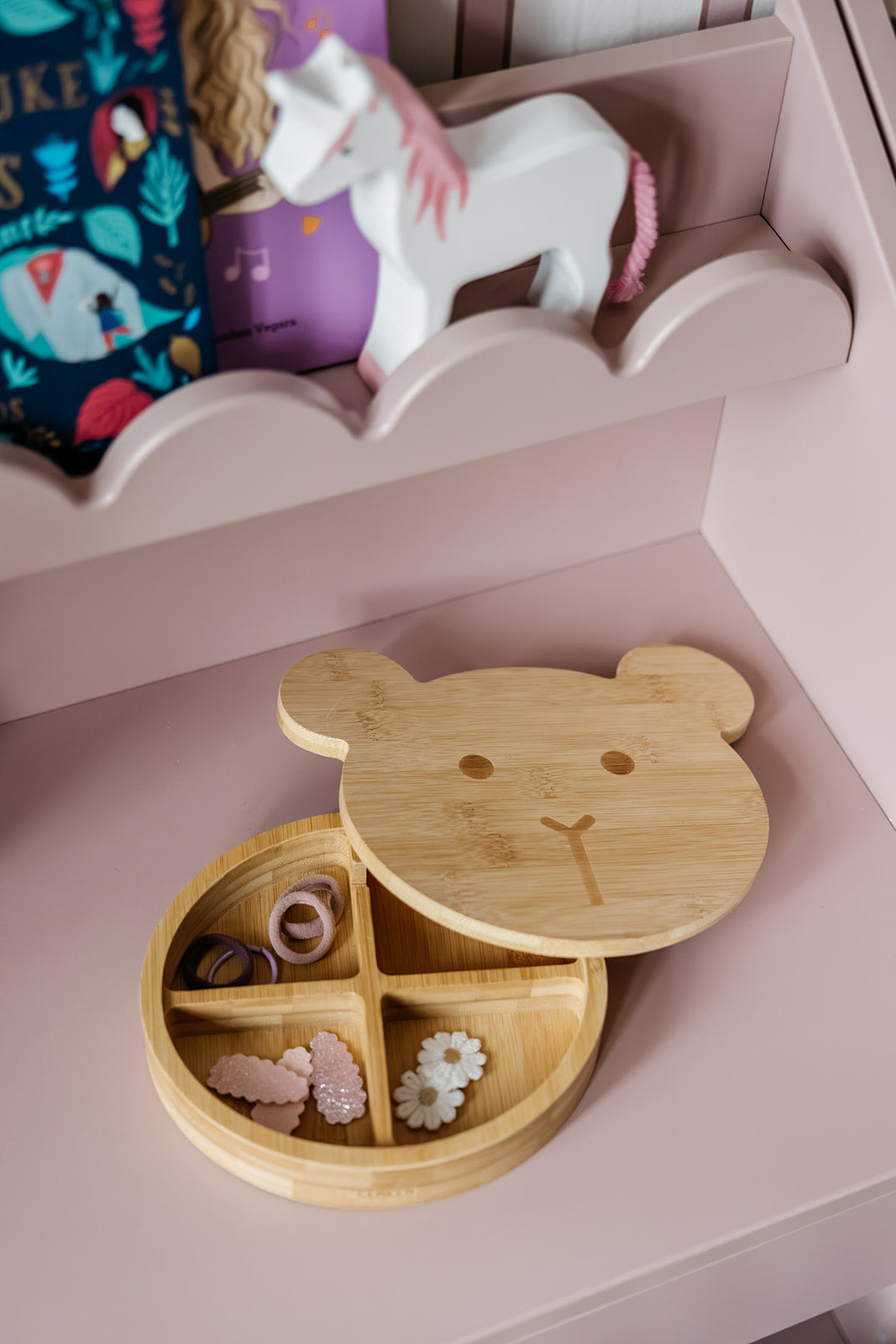 Bellamy Book Nook Kinderschreibtisch in einem aufgeräumten Kinderzimmer
