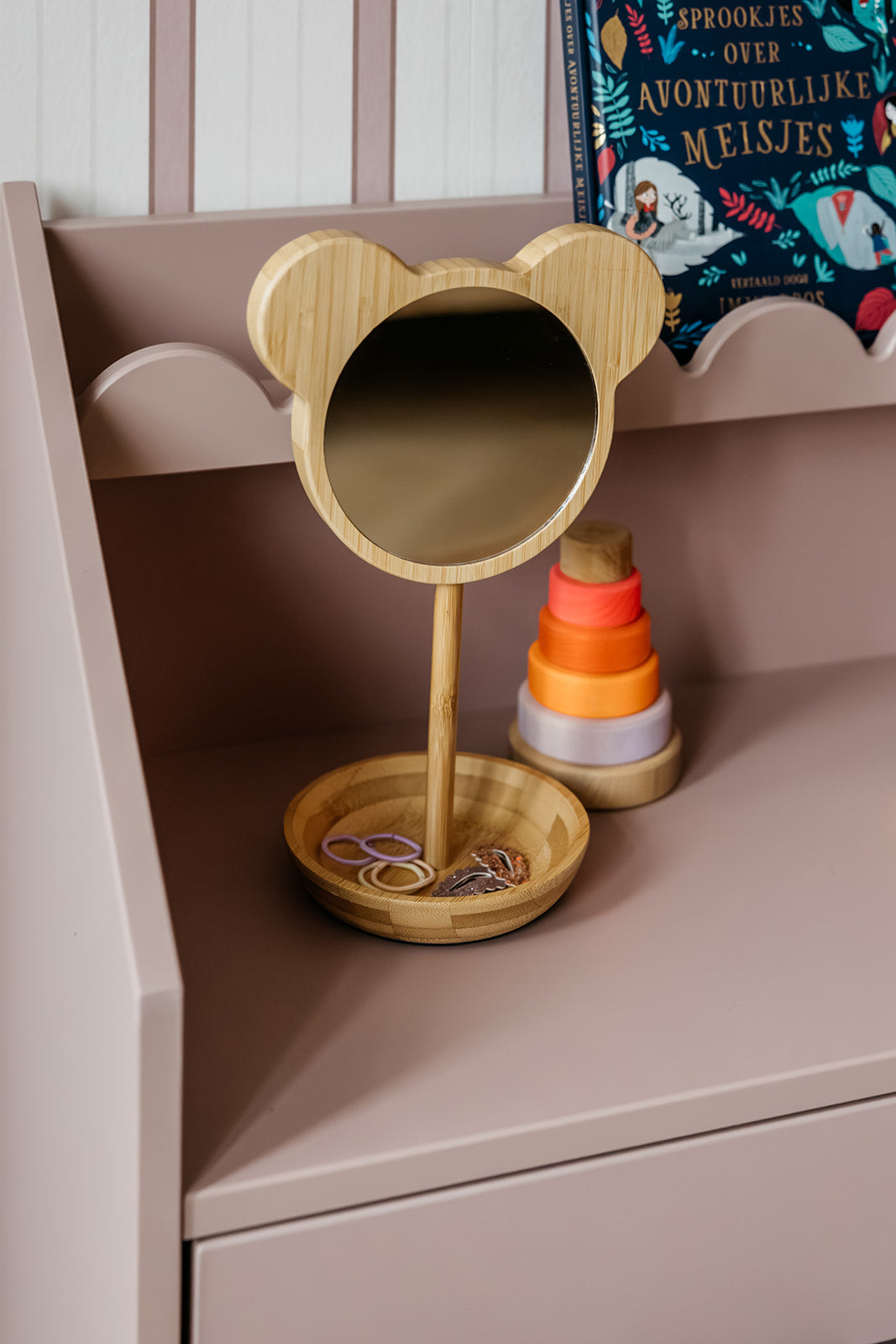 Bellamy Book Nook Kinderschreibtisch in einem aufgeräumten Kinderzimmer