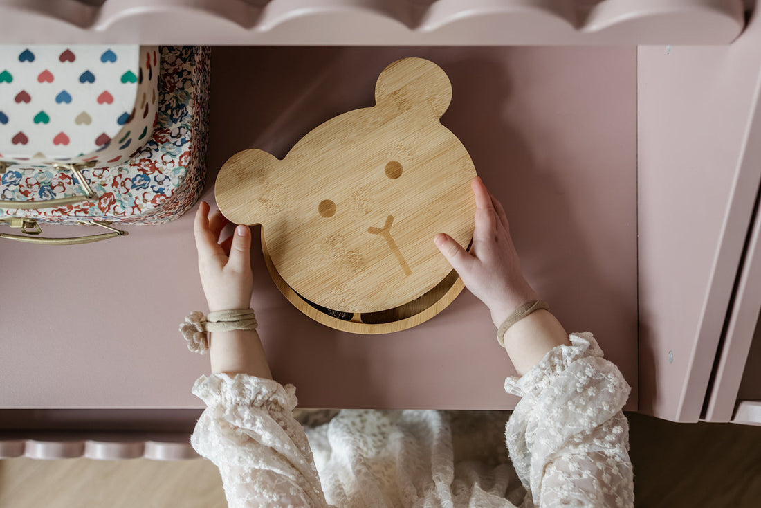 Bellamy Book Nook Kinderschreibtisch in einem aufgeräumten Kinderzimmer