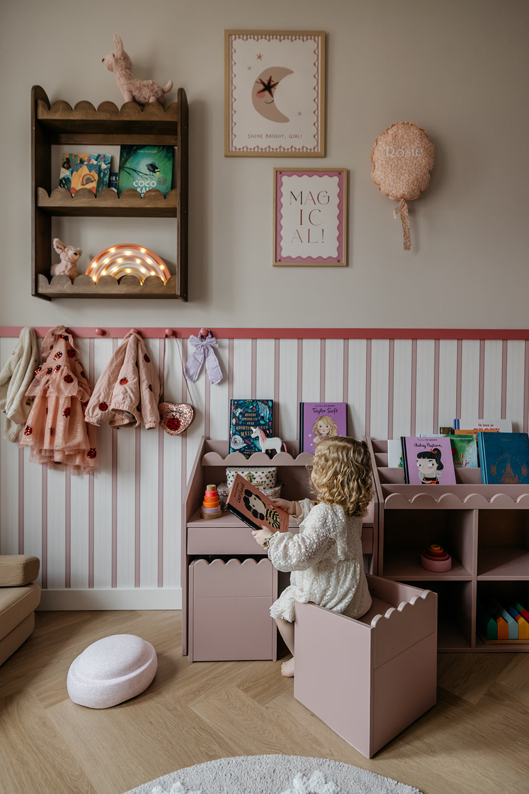 Bellamy Book Nook Kinderschreibtisch in einem aufgeräumten Kinderzimmer