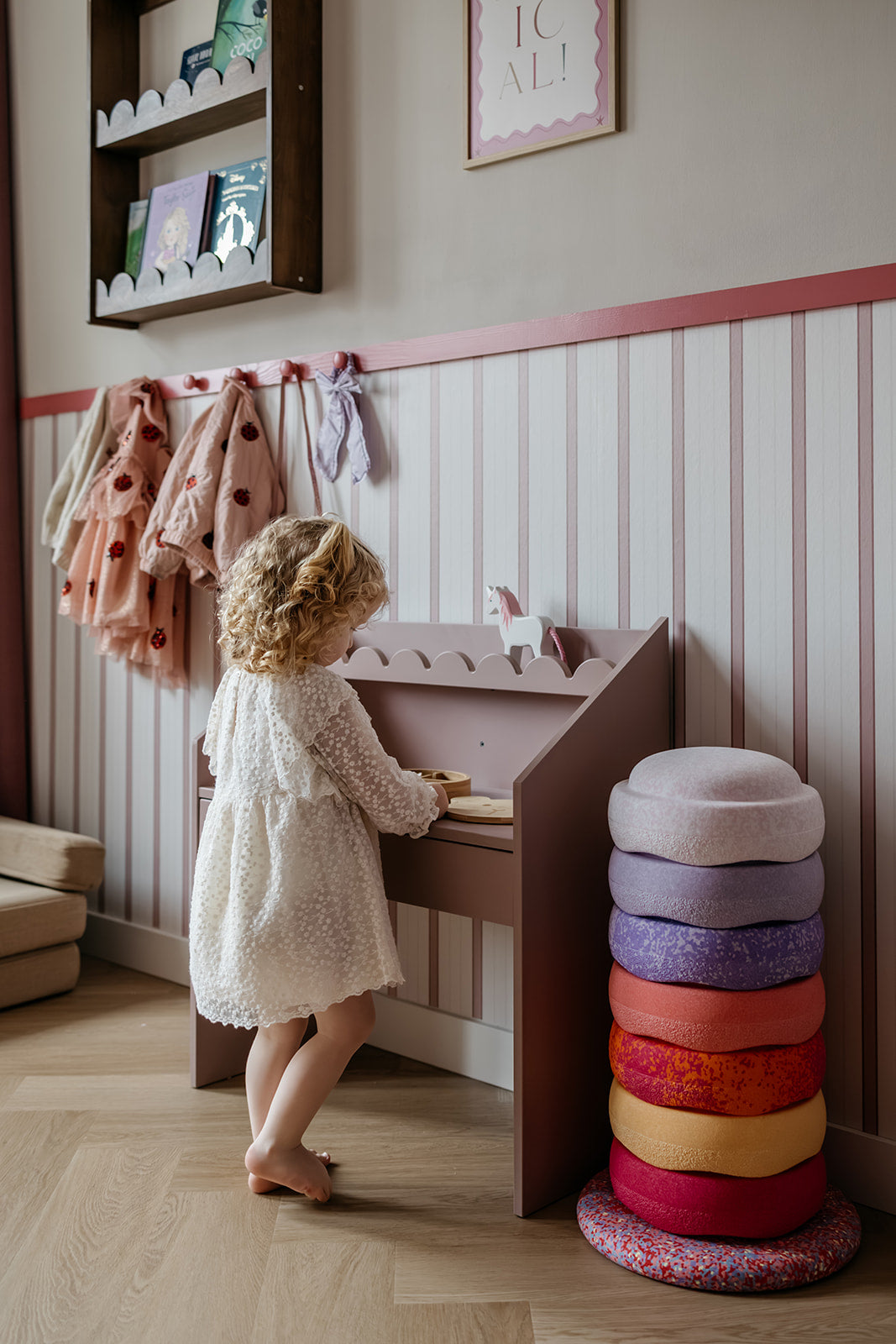 Bellamy Book Nook Kinderschreibtisch in einem aufgeräumten Kinderzimmer