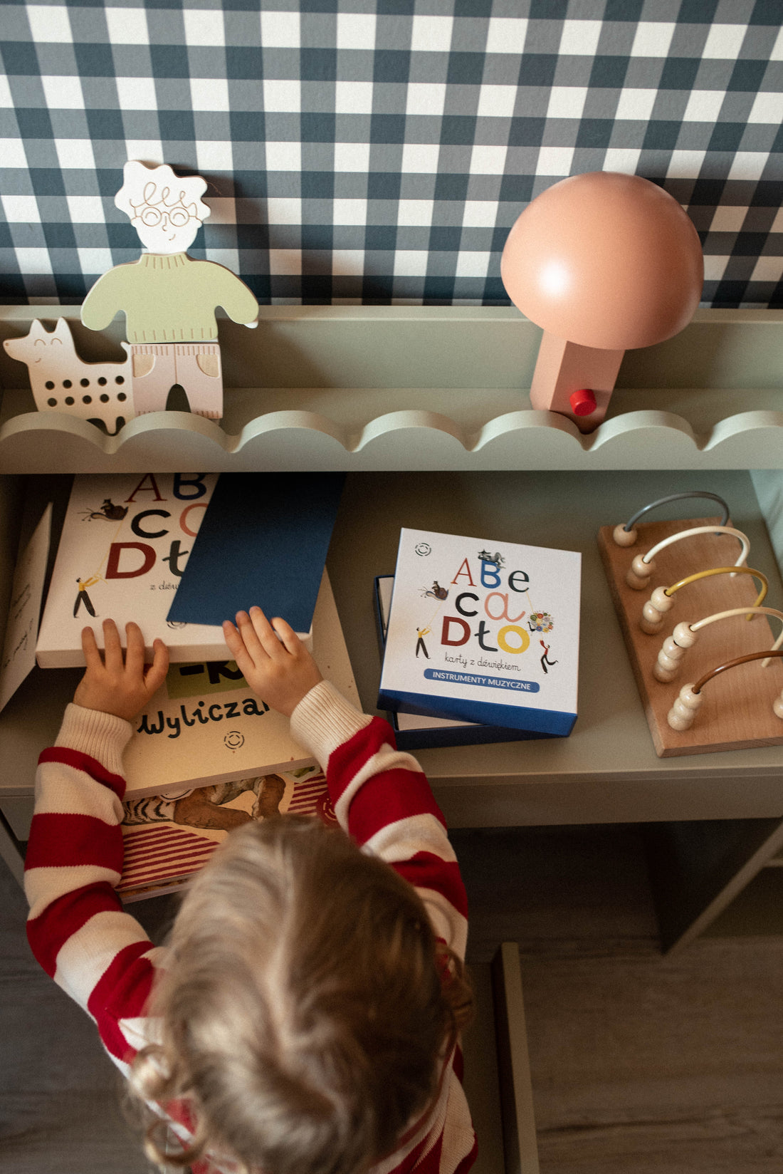 Bellamy Book Nook Kinderschreibtisch in einem aufgeräumten Kinderzimmer