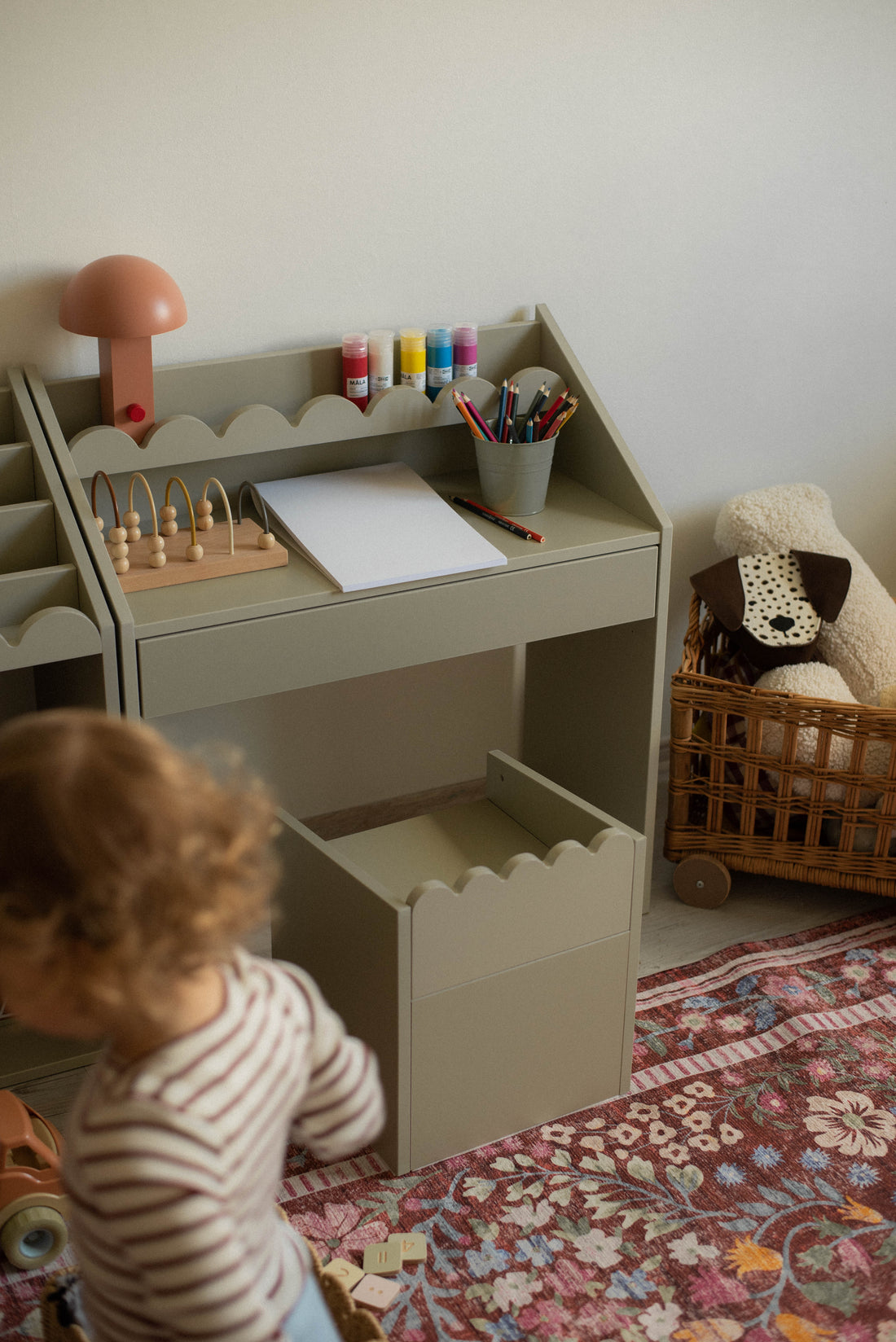 Bellamy Book Nook Kinderschreibtisch in einem aufgeräumten Kinderzimmer