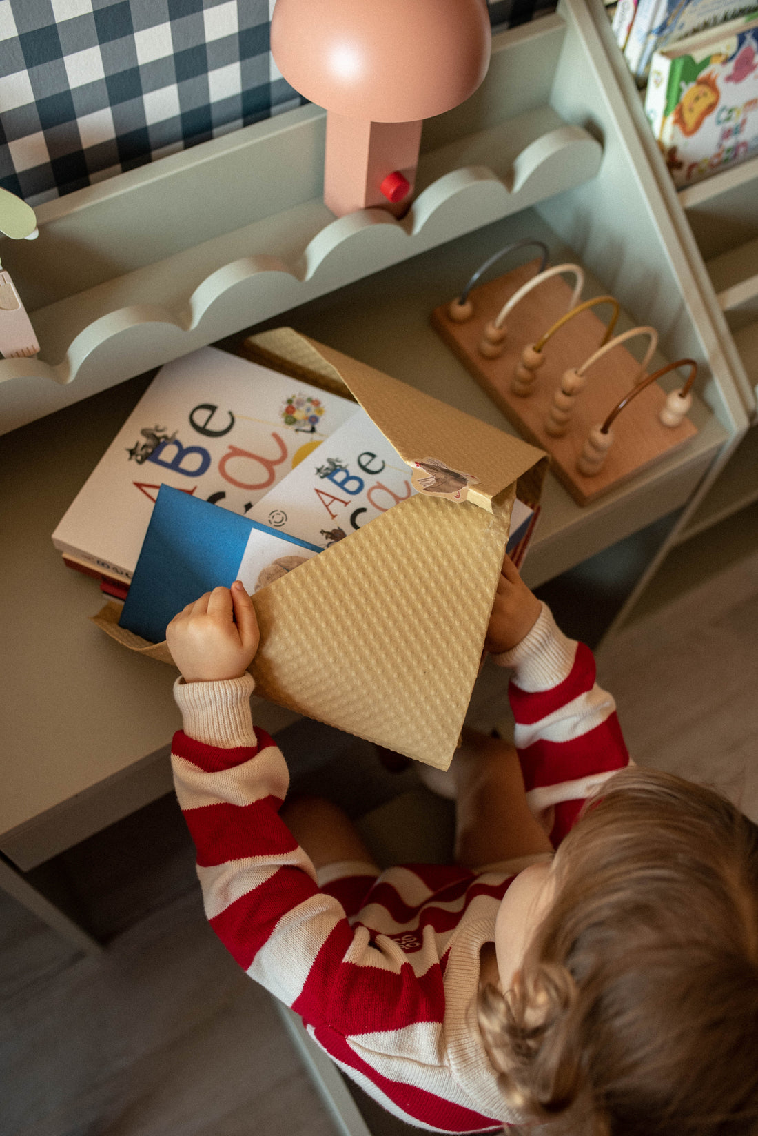 Bellamy Book Nook Kinderschreibtisch in einem aufgeräumten Kinderzimmer