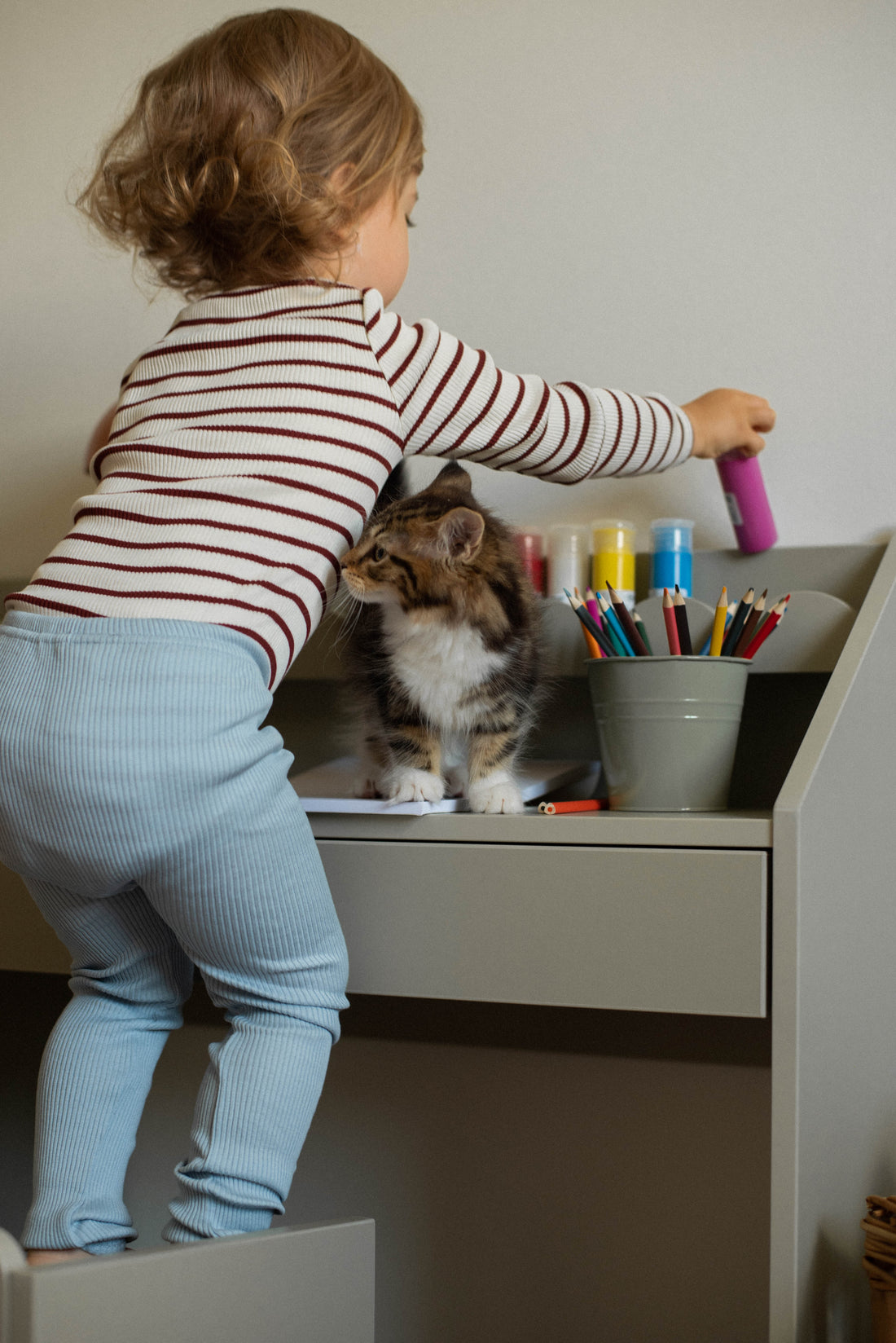 Bellamy Book Nook Kinderschreibtisch in einem aufgeräumten Kinderzimmer
