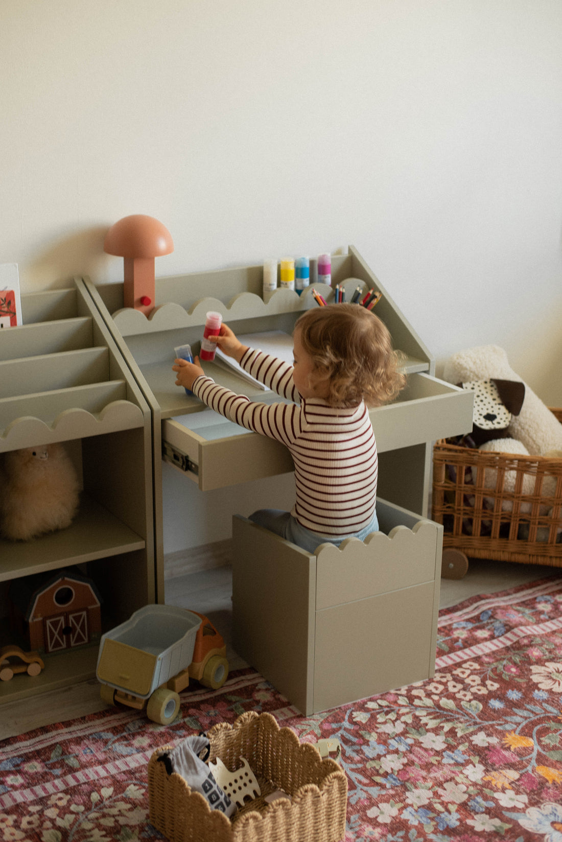 Bellamy Book Nook Kinderschreibtisch in einem aufgeräumten Kinderzimmer