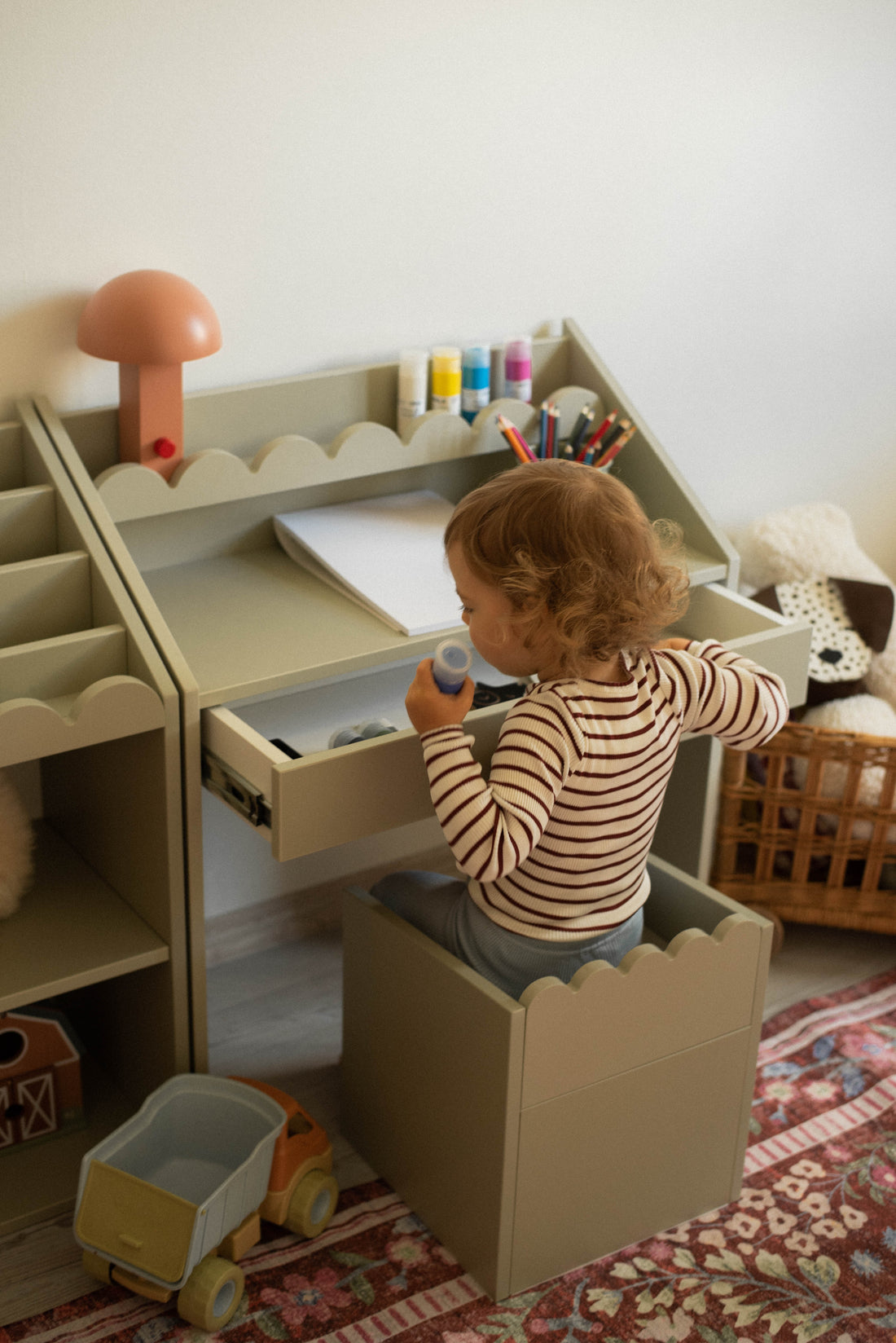Bellamy Book Nook Kinderschreibtisch in einem aufgeräumten Kinderzimmer