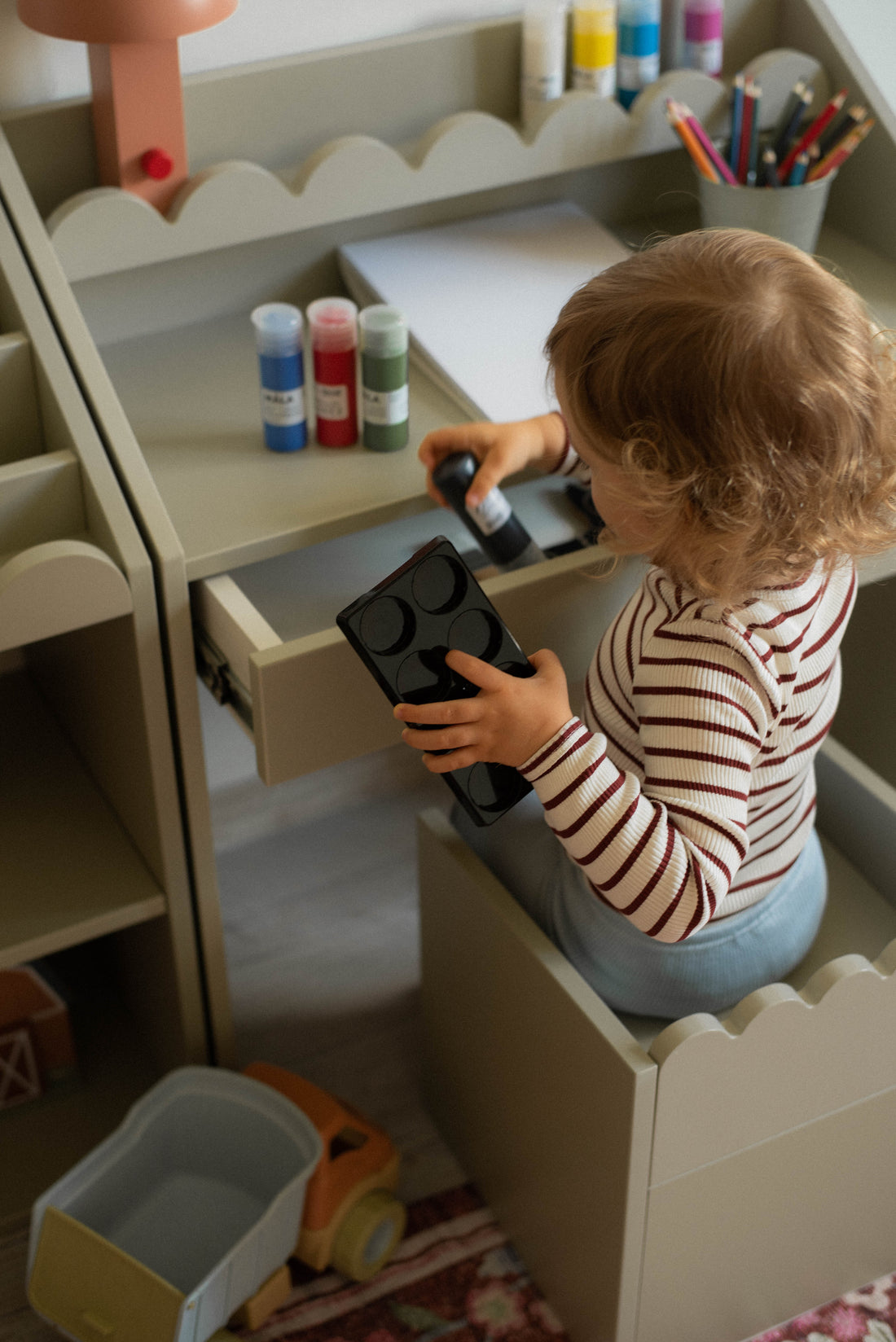 Bellamy Book Nook Kinderschreibtisch in einem aufgeräumten Kinderzimmer