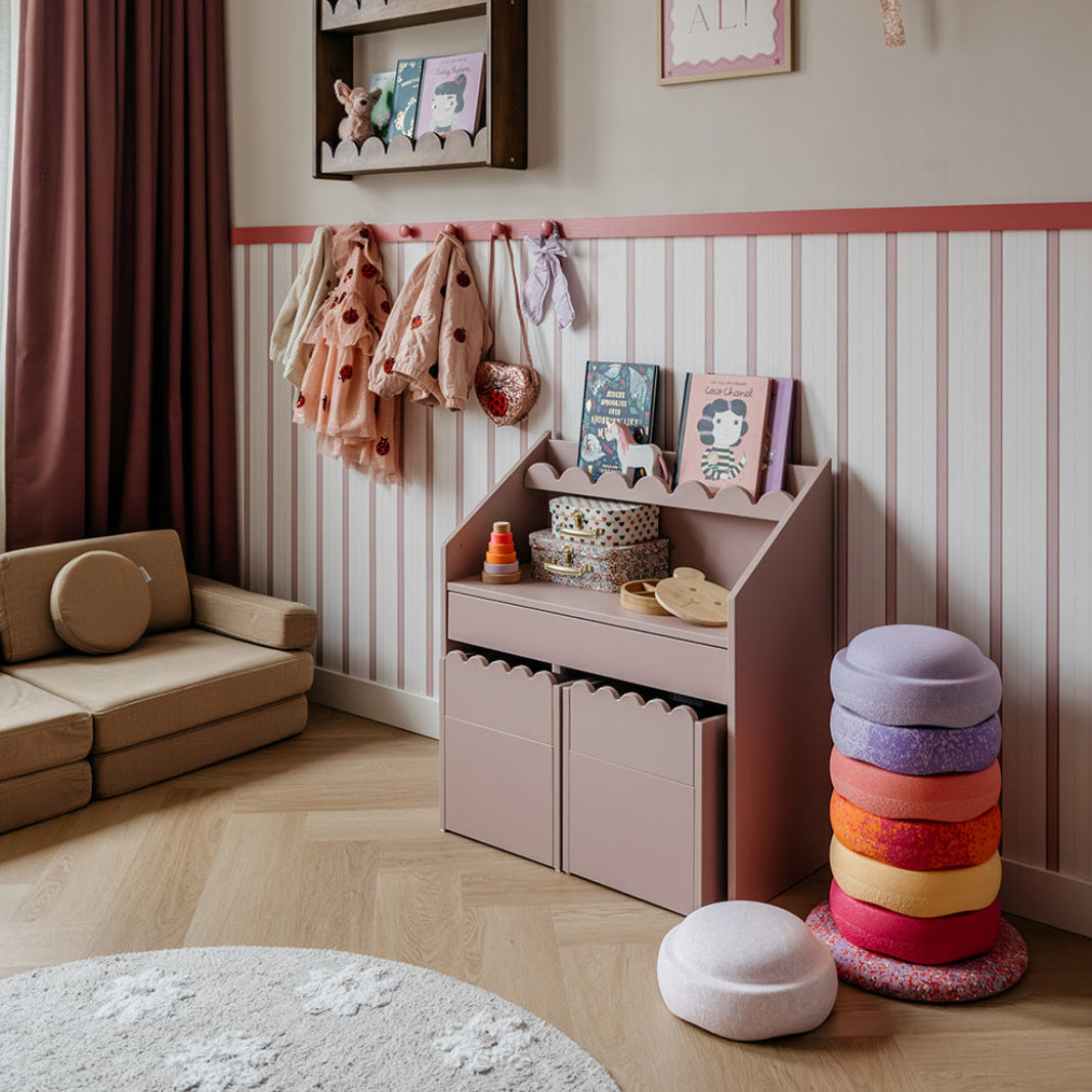 Bellamy Book Nook Kinderschreibtisch in einem aufgeräumten Kinderzimmer