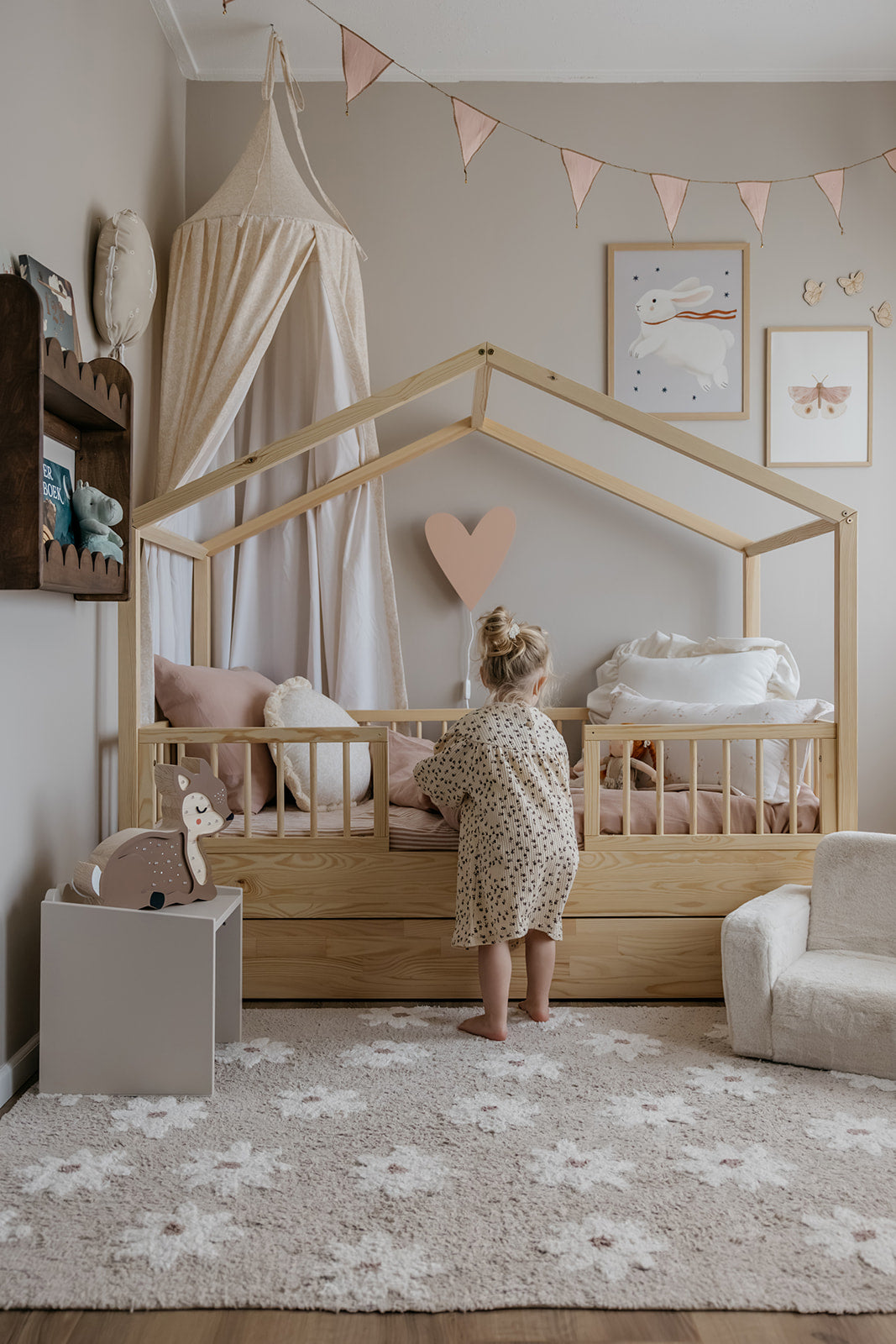 Goldbeige Musselingleirlande von Bellamy, 350 cm lang, aus hochwertigem Baumwollmusselin mit goldenem Einfassband, als stilvolle Dekoration für das Kinderzimmer
