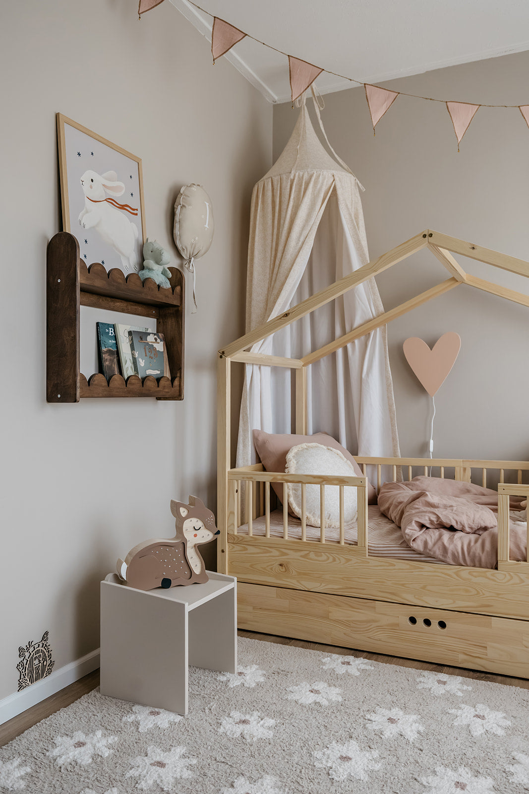 Goldbeige Musselingleirlande von Bellamy, 350 cm lang, aus hochwertigem Baumwollmusselin mit goldenem Einfassband, als stilvolle Dekoration für das Kinderzimmer