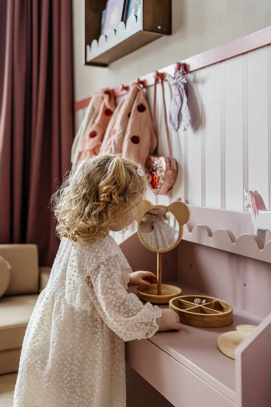 Bellamy Book Nook Kinderschreibtisch in einem aufgeräumten Kinderzimmer