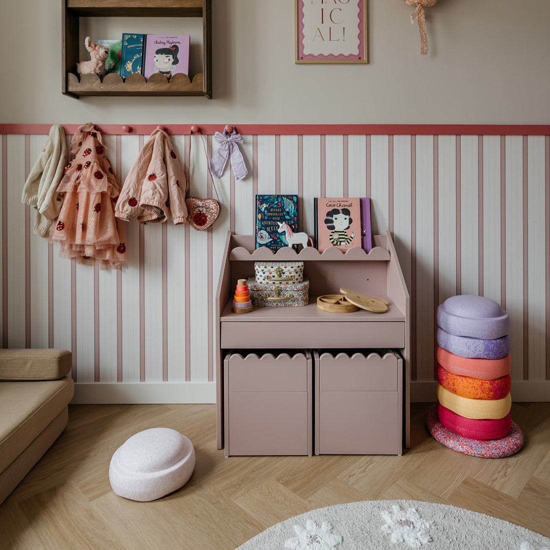 Bellamy Book Nook Kinderschreibtisch in einem aufgeräumten Kinderzimmer