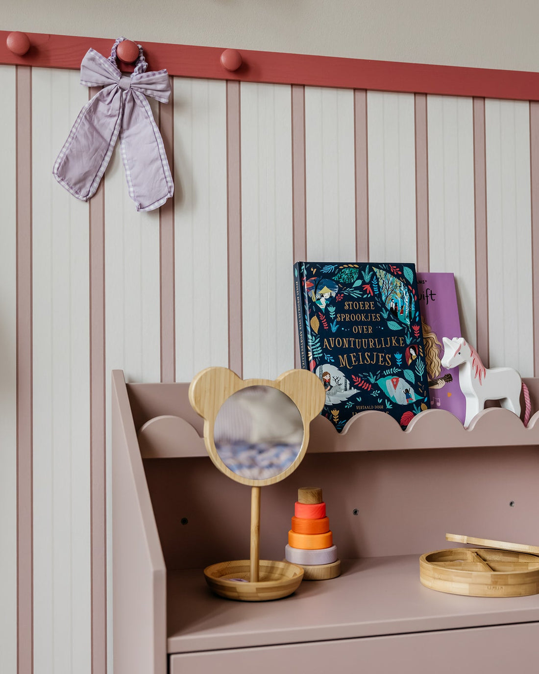 Bellamy Book Nook Kinderschreibtisch in einem aufgeräumten Kinderzimmer