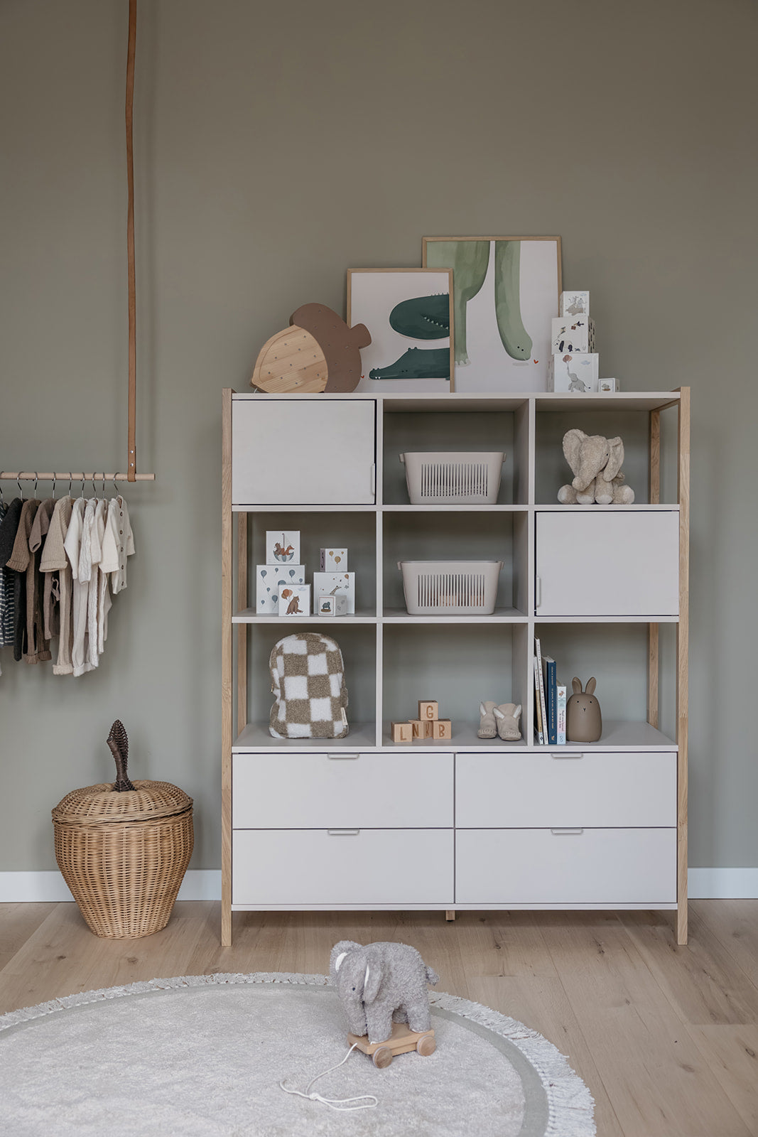 Bellamy Versa Wide Kinderregal in Latte mit vier Schubladen, zwei Türen und offenen Fächern auf Eichenholzbeinen, 125 cm breit und 150 cm hoch, für Kinder, und Jugendzimmer geeignet