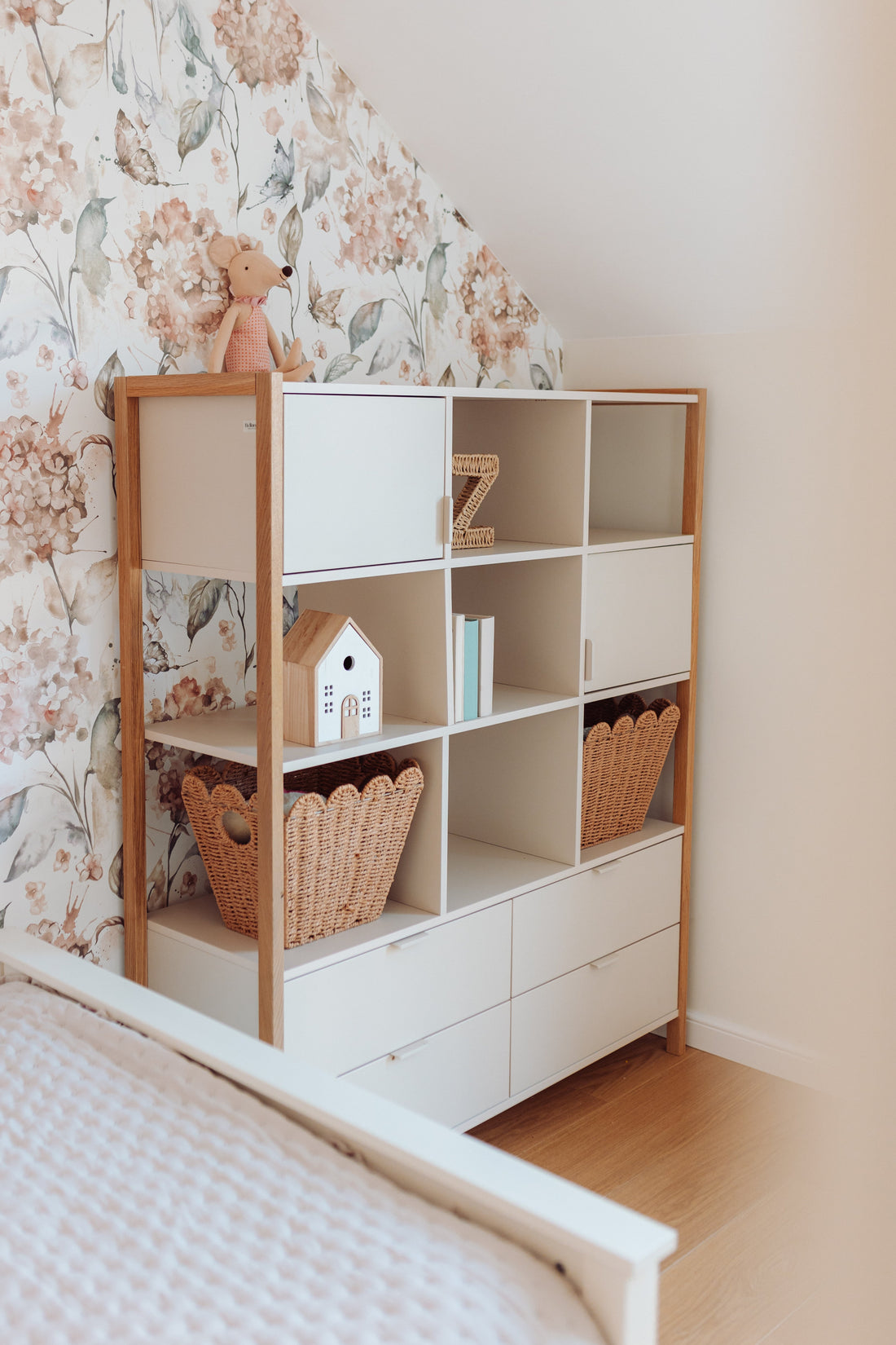 Bellamy Versa Wide Kinderregal in Latte mit vier Schubladen, zwei Türen und offenen Fächern auf Eichenholzbeinen, 125 cm breit und 150 cm hoch, für Kinder, und Jugendzimmer geeignet