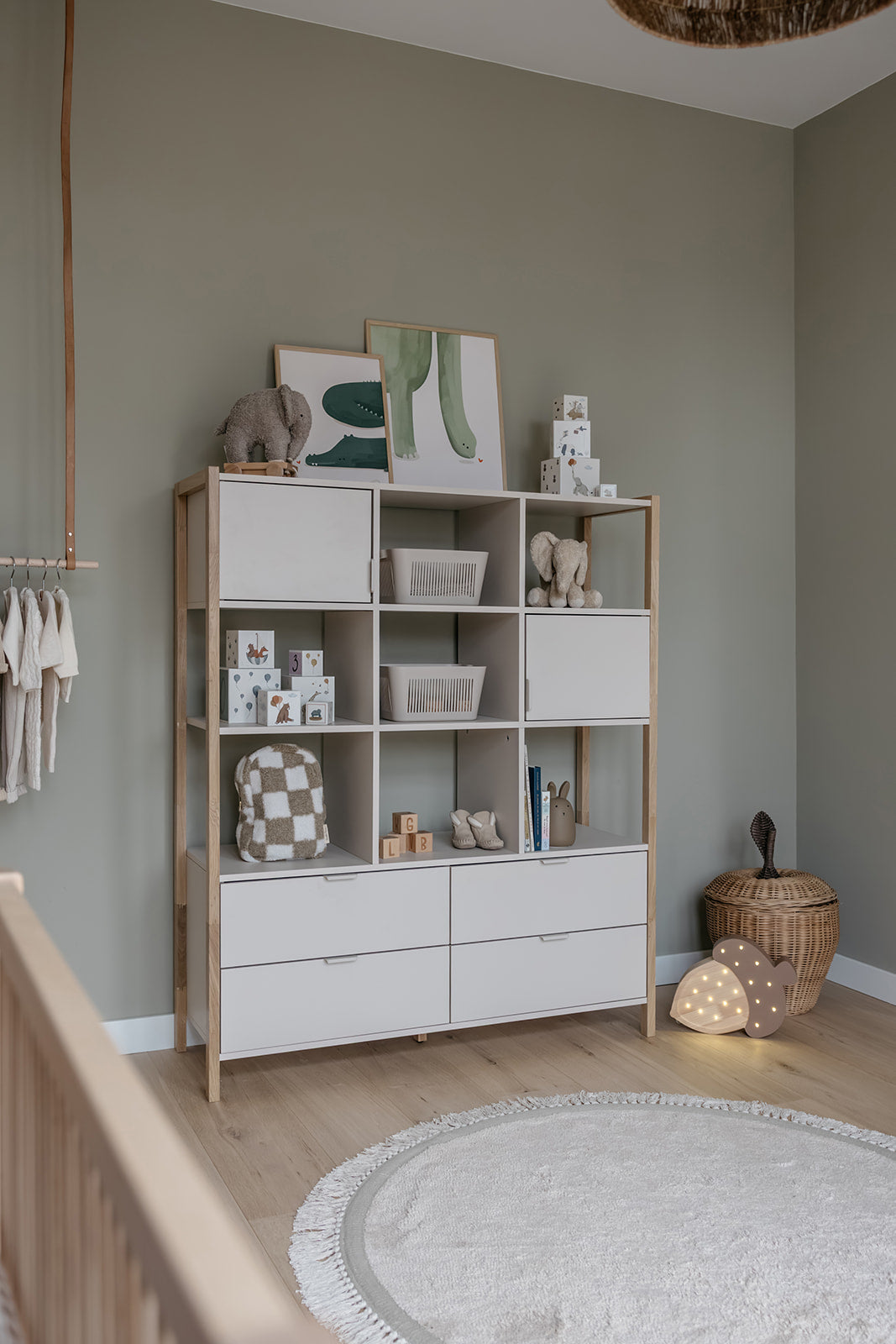 Bellamy Versa Wide Kinderregal in Latte mit vier Schubladen, zwei Türen und offenen Fächern auf Eichenholzbeinen, 125 cm breit und 150 cm hoch, für Kinder, und Jugendzimmer geeignet