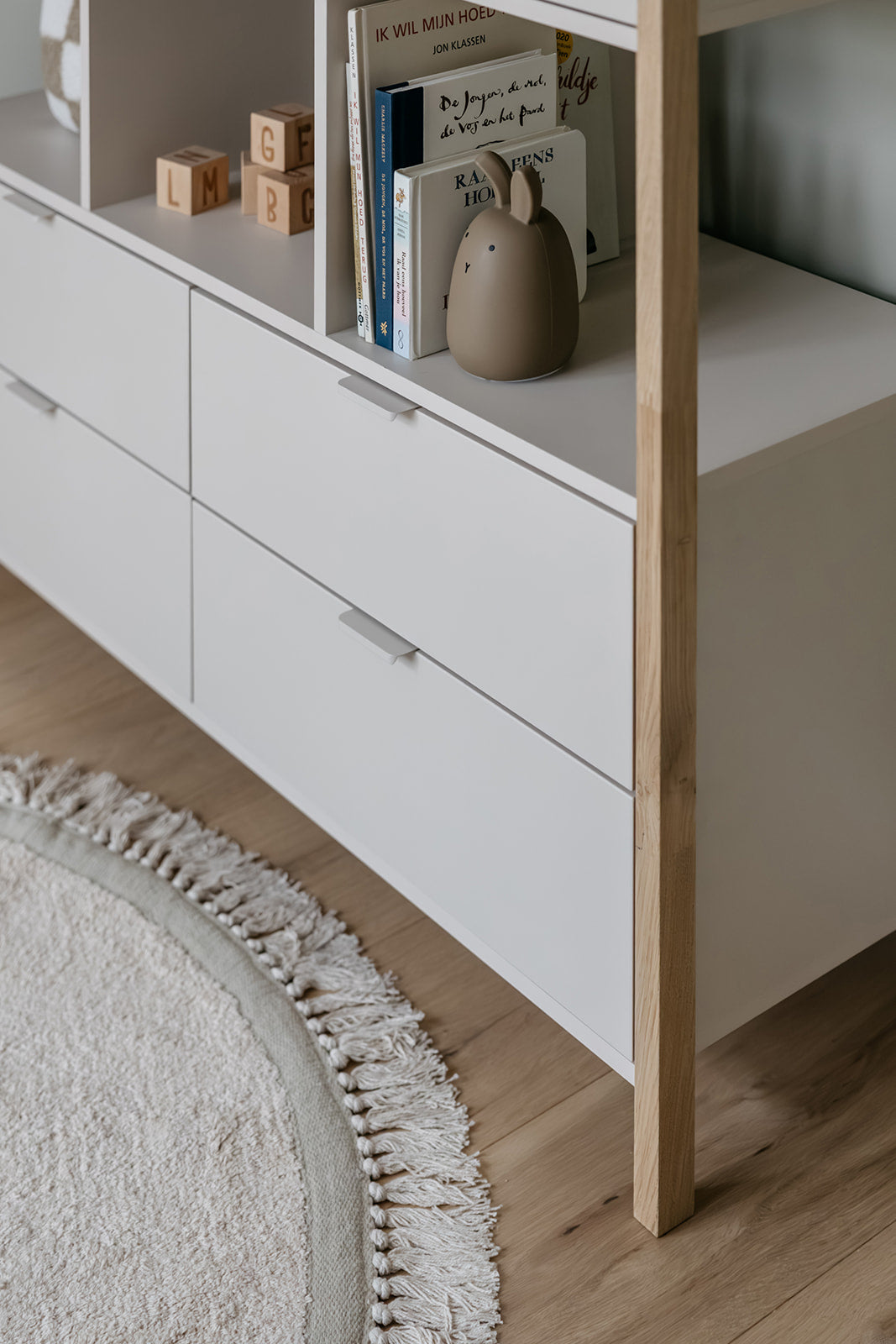 Bellamy Versa Wide Kinderregal in Latte mit vier Schubladen, zwei Türen und offenen Fächern auf Eichenholzbeinen, 125 cm breit und 150 cm hoch, für Kinder, und Jugendzimmer geeignet