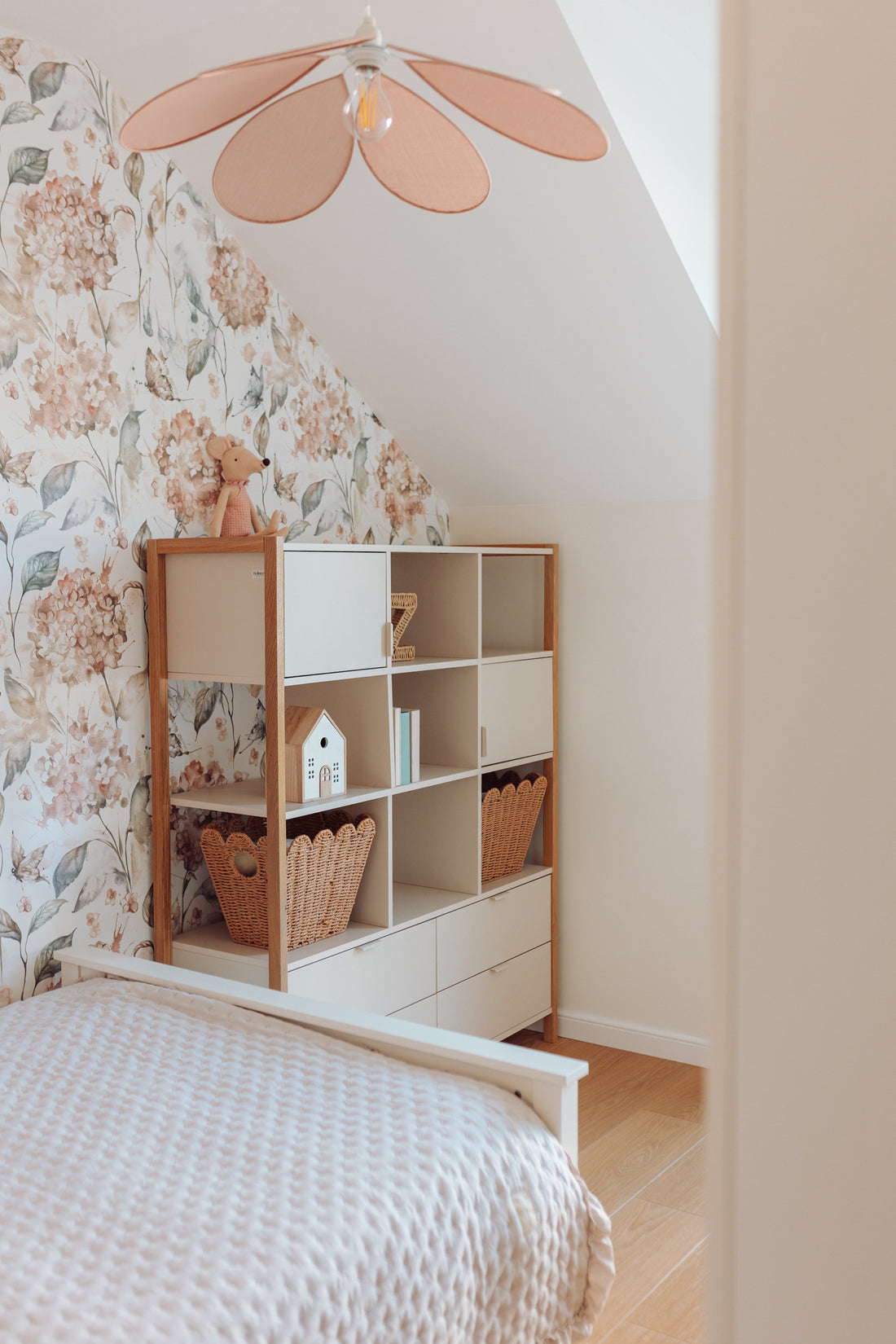 Bellamy Versa Wide Kinderregal in Latte mit vier Schubladen, zwei Türen und offenen Fächern auf Eichenholzbeinen, 125 cm breit und 150 cm hoch, für Kinder, und Jugendzimmer geeignet