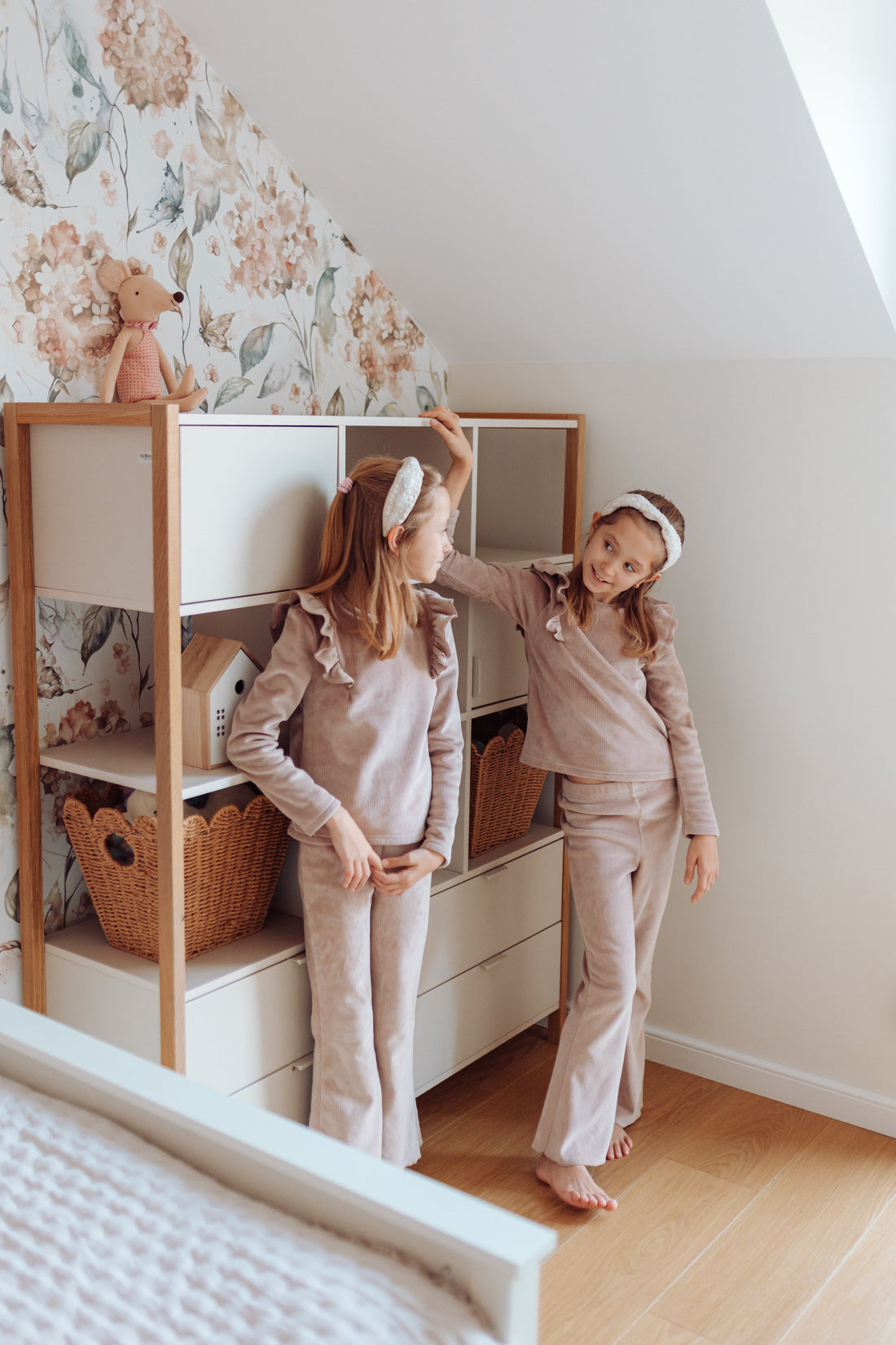 Bellamy Versa Wide Kinderregal in Latte mit vier Schubladen, zwei Türen und offenen Fächern auf Eichenholzbeinen, 125 cm breit und 150 cm hoch, für Kinder, und Jugendzimmer geeignet