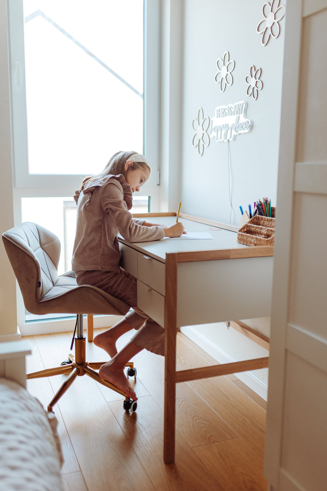 Bellamy Versa Jugendzimmer Schreibtisch in Latte mit breiter Arbeitsfläche und Buchenholzbeinen