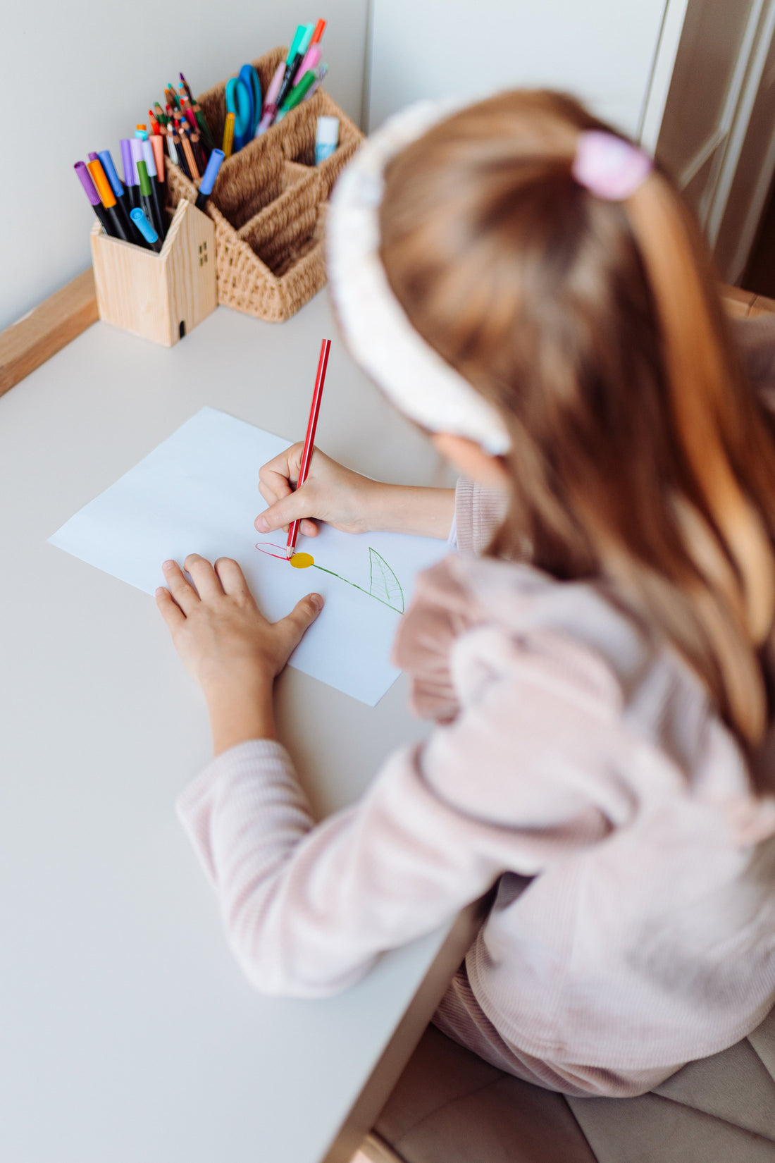 Bellamy Versa Jugendzimmer Schreibtisch in Latte mit breiter Arbeitsfläche und Buchenholzbeinen