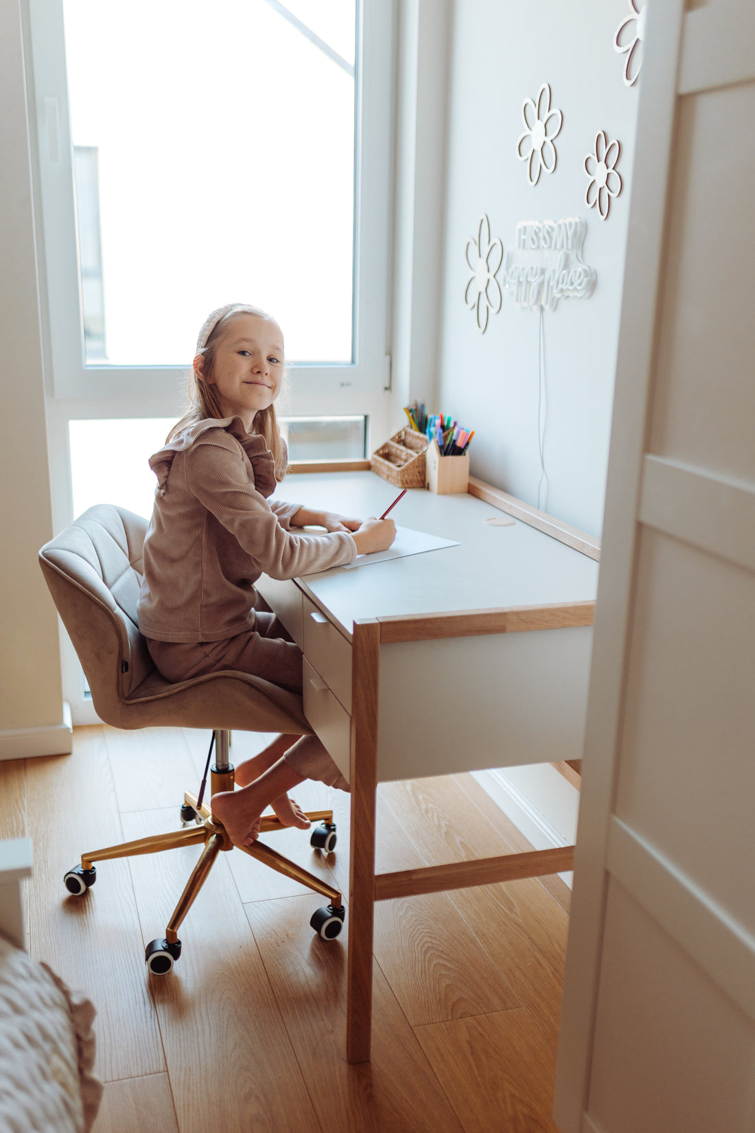 Bellamy Versa Jugendzimmer Schreibtisch in Latte mit breiter Arbeitsfläche und Buchenholzbeinen
