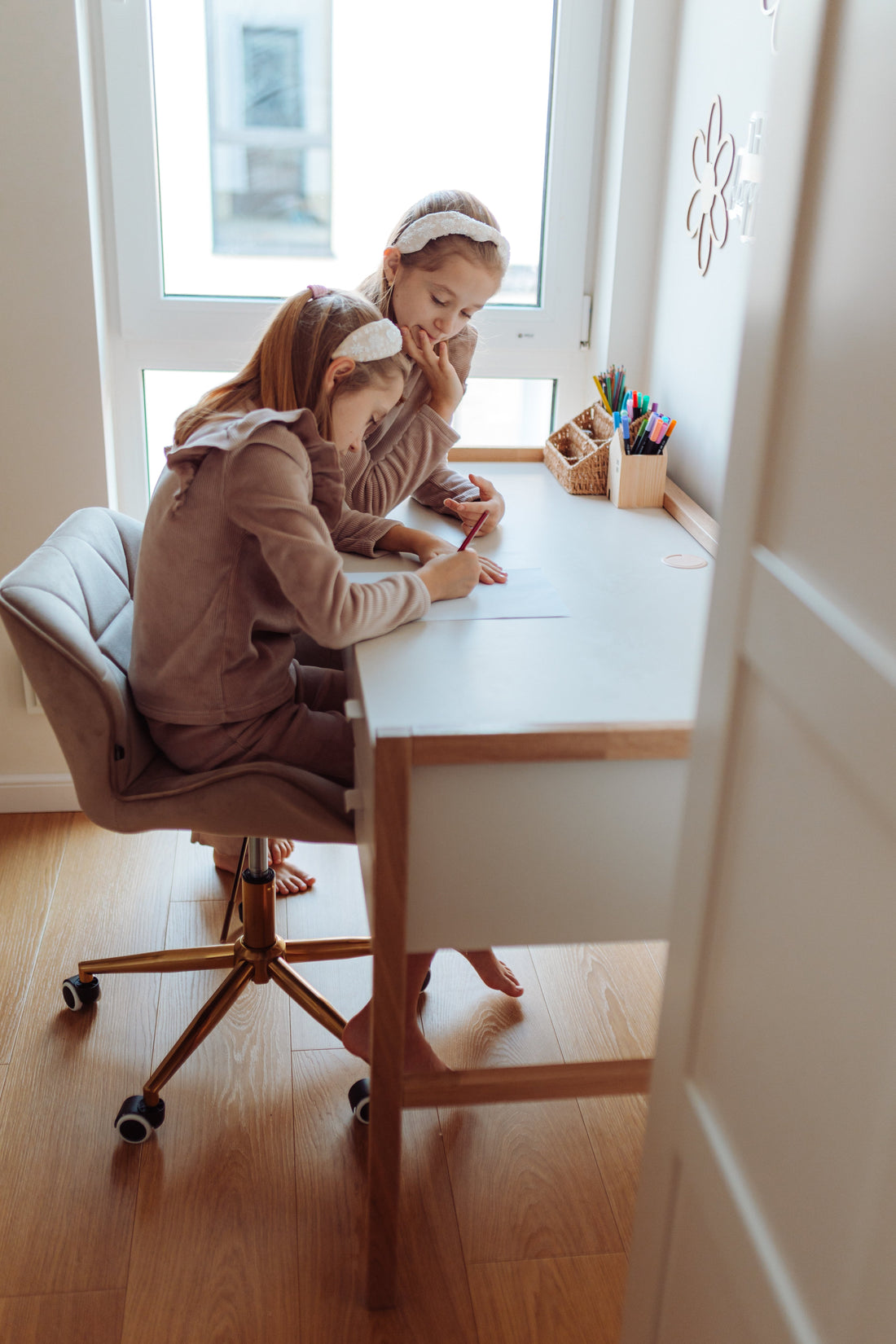 Bellamy Versa Jugendzimmer Schreibtisch in Latte mit breiter Arbeitsfläche und Buchenholzbeinen