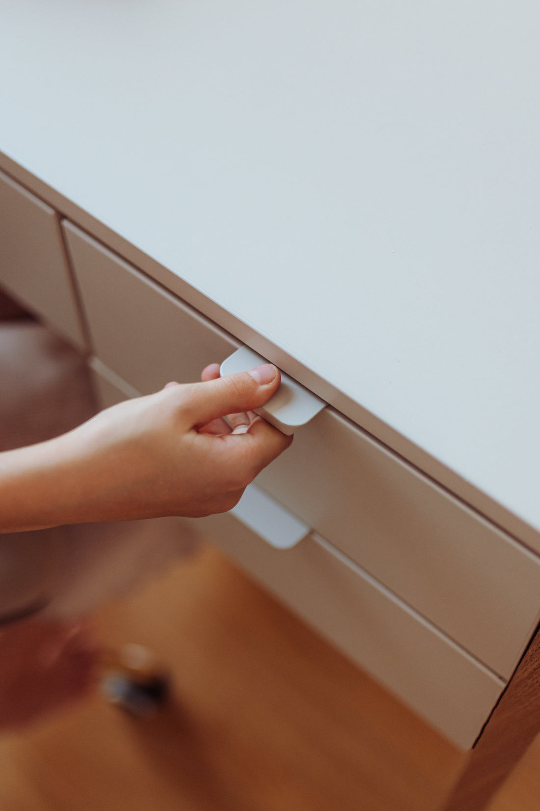 Bellamy Versa Jugendzimmer Schreibtisch in Latte mit breiter Arbeitsfläche und Buchenholzbeinen