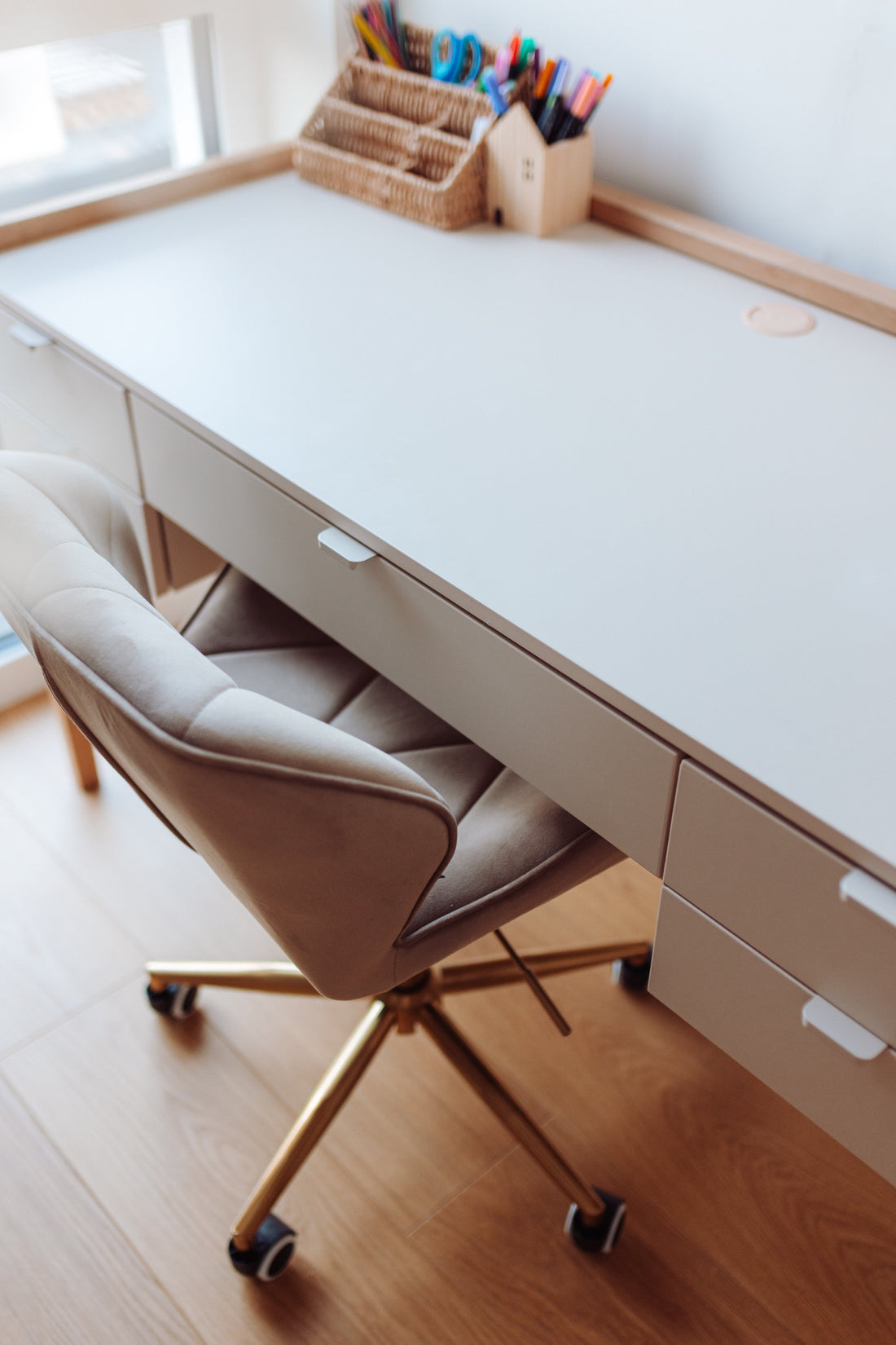 Bellamy Versa Jugendzimmer Schreibtisch in Latte mit breiter Arbeitsfläche und Buchenholzbeinen