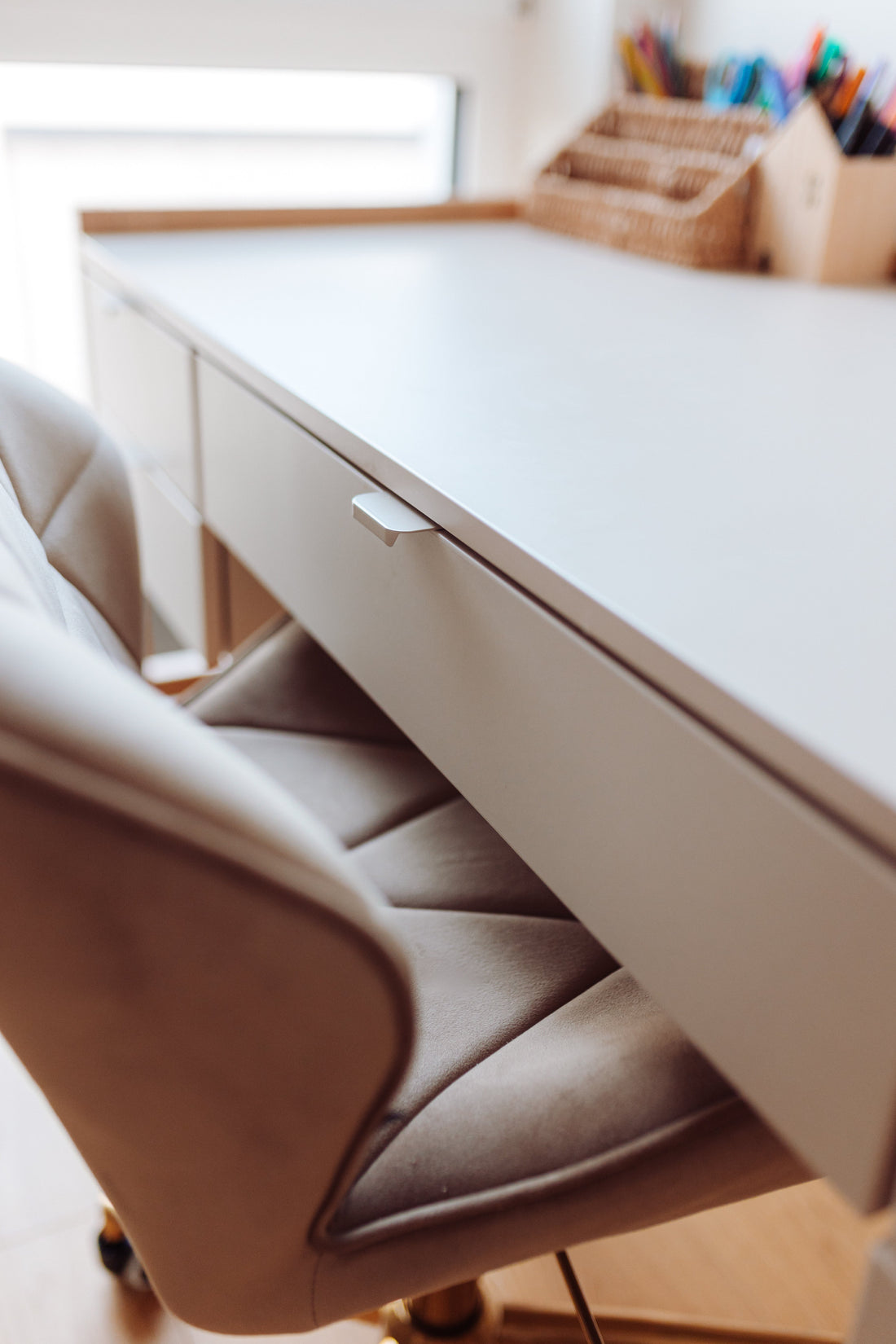 Bellamy Versa Jugendzimmer Schreibtisch in Latte mit breiter Arbeitsfläche und Buchenholzbeinen