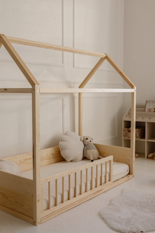 Bellamy Wood Nest Montessori Hausbett für Kinder in Weiß, 90 x 200 cm, mit charakteristischer Dachform und massivem Holzlattenrost, niedrige Konstruktion für mehr Selbstständigkeit