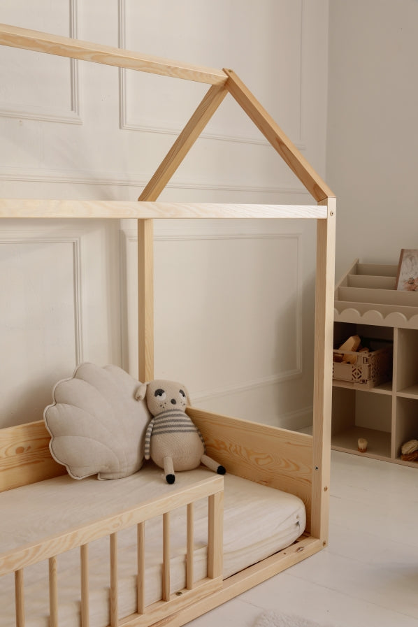 Bellamy Wood Nest Montessori Hausbett für Kinder in Weiß, 70 x 140 cm, mit niedriger Konstruktion und dekorativem Holzrahmen in Hausform