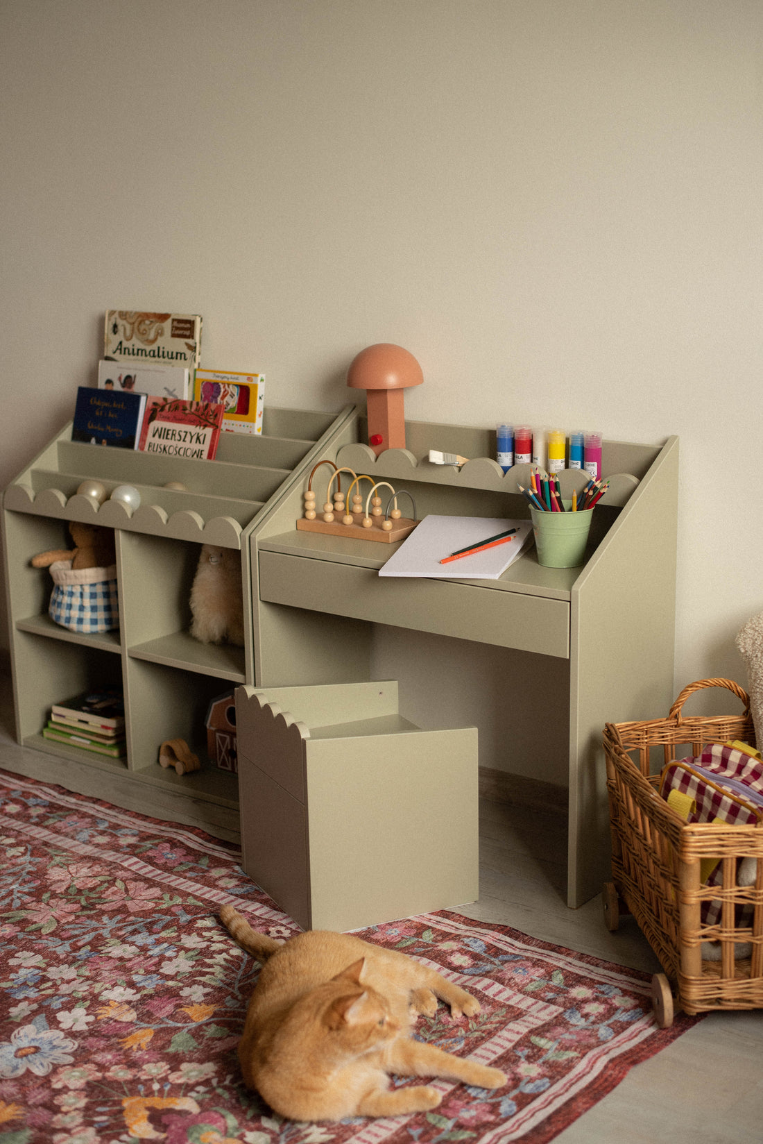 Bellamy Book Nook Kinderschreibtisch in einem aufgeräumten Kinderzimmer